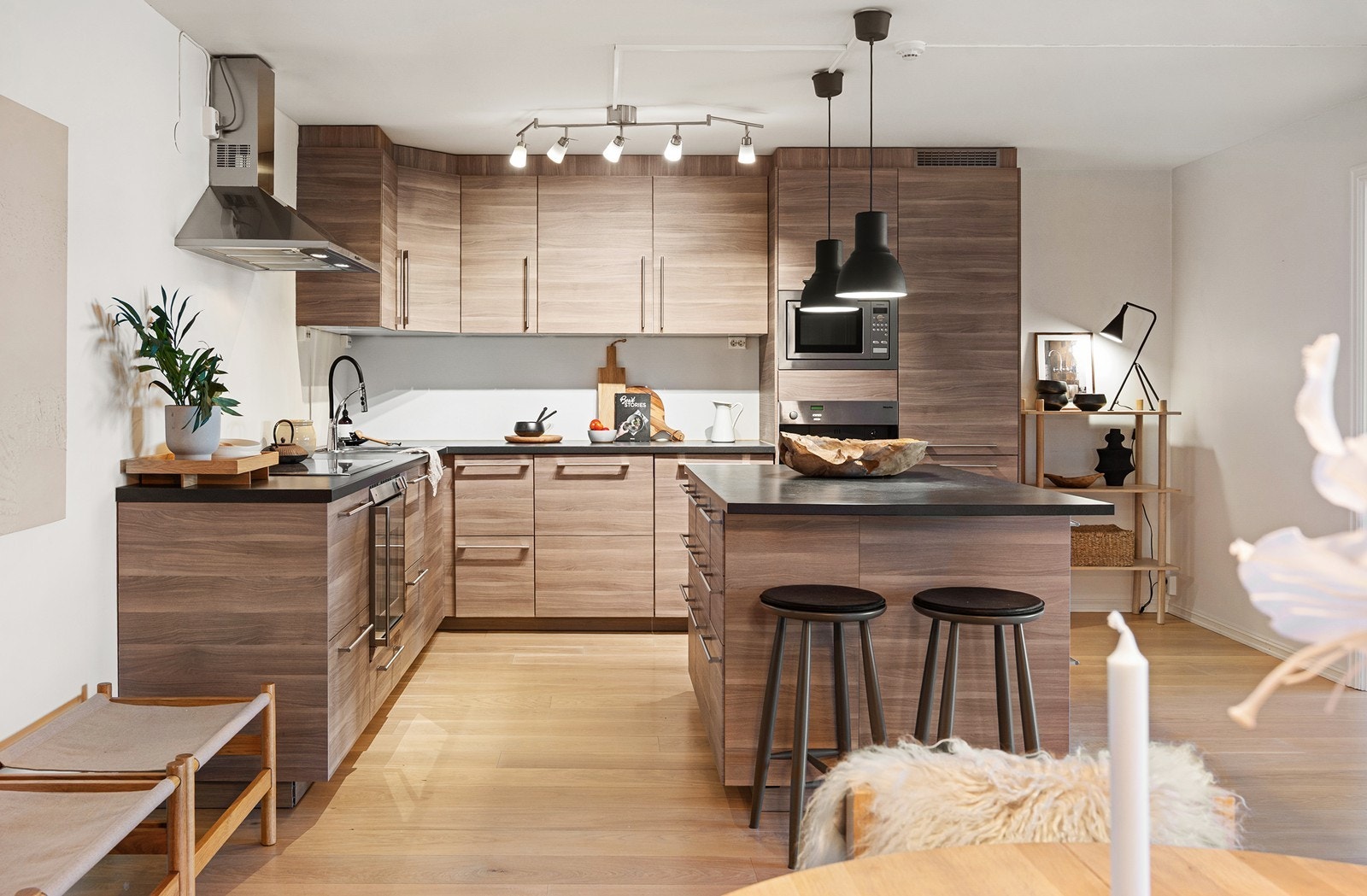 Pent kjøkken i åpen løsning mot stue/spisestue. Galleribilde