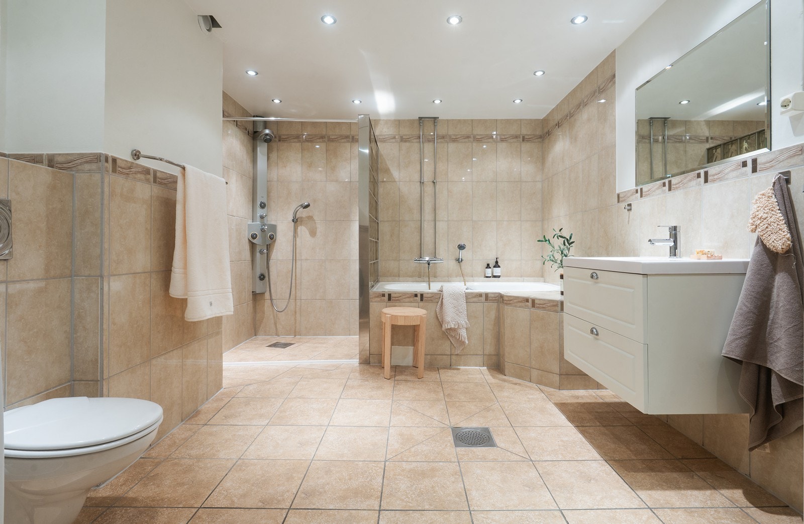 Meget stort flislagt baderom med varmekabler. Varmtvann er inkludert i felleskostnader. Galleribilde