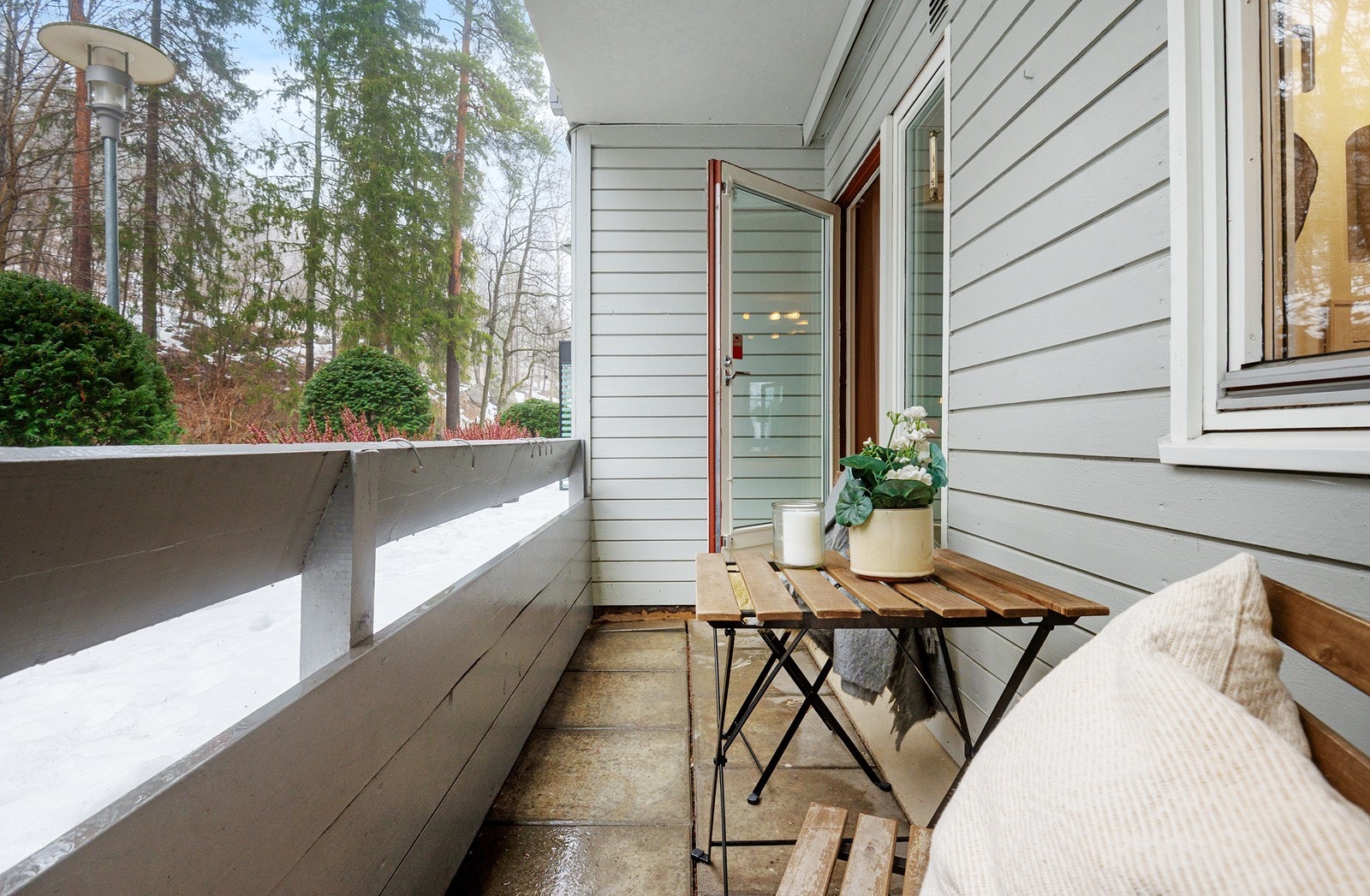 Leiligheten ligger i en rolig blindvei, omringet av frodige omgivelser. Galleribilde