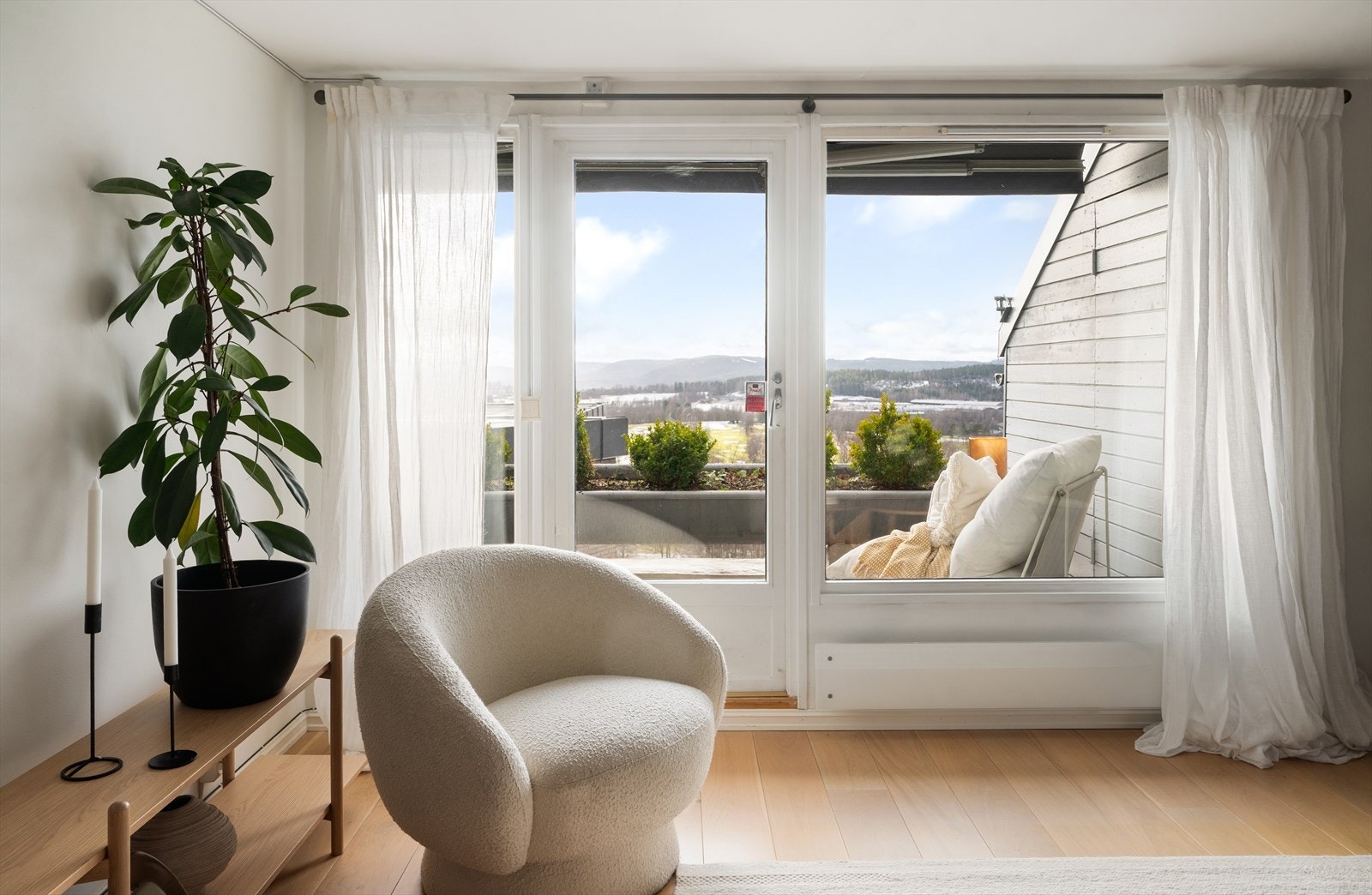 Gjennomgående god standard i boligen. Utvendig og praktisk bod på terrasse for puter, grill m.m. Galleribilde