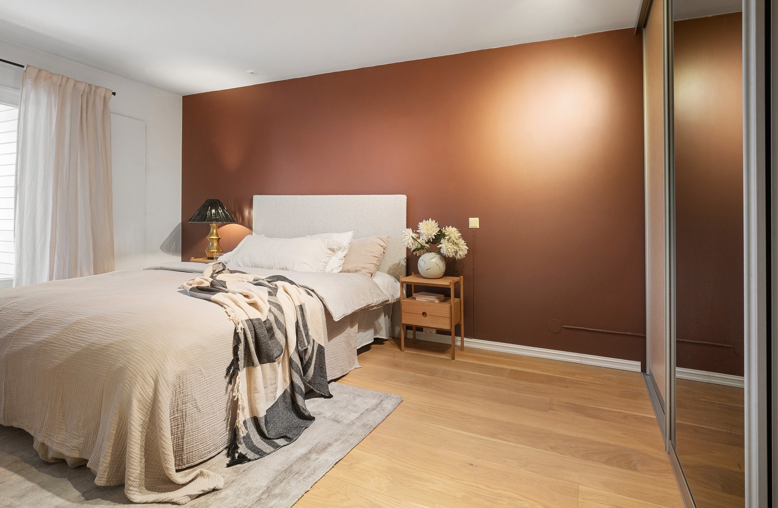 Rommet er gjennomført med innebygde garderobeskap som står i stil til resten av rommet. Galleribilde