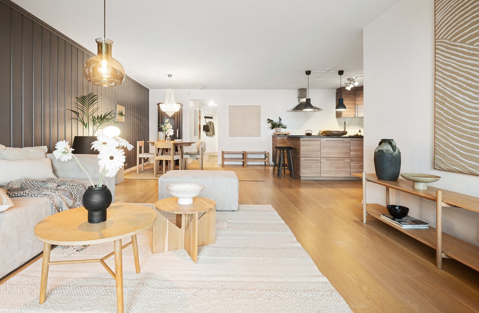 God plass til en stor sittegruppe og mediemøblement i stuen. Galleribilde