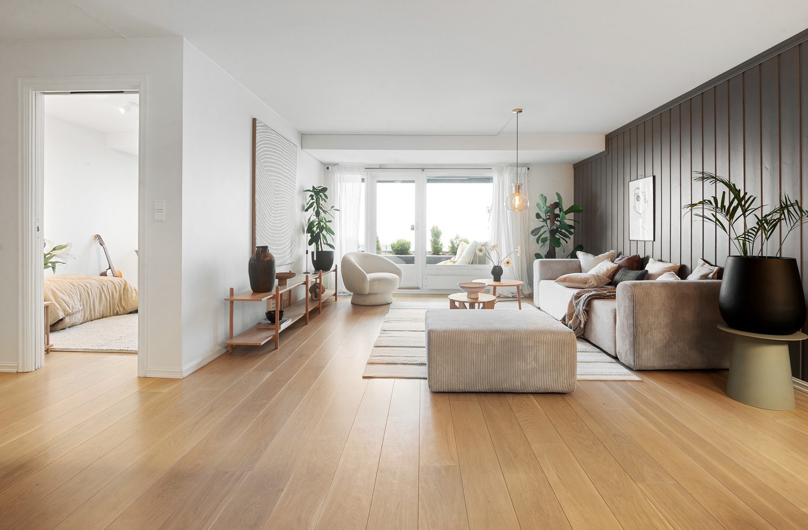 Solrik utsiktsleilighet med to uteplasser og garasje, presentert av Vemund V. Torkildsen v/ Nordvik (Foto: Studio Oslo) Galleribilde