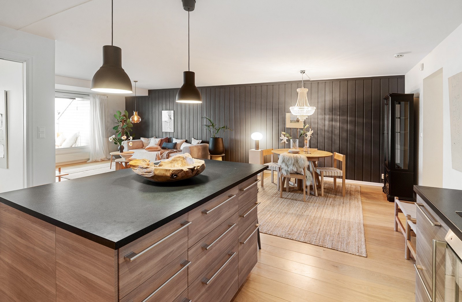 Spisestuen har god plass til et stort spisebord. Galleribilde