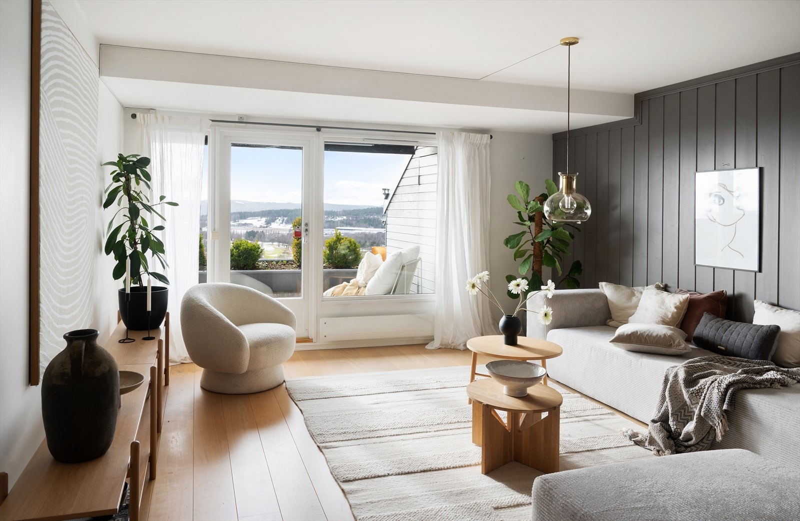 Fra spisestuen kan man nyte den fantastiske utsikten. Galleribilde