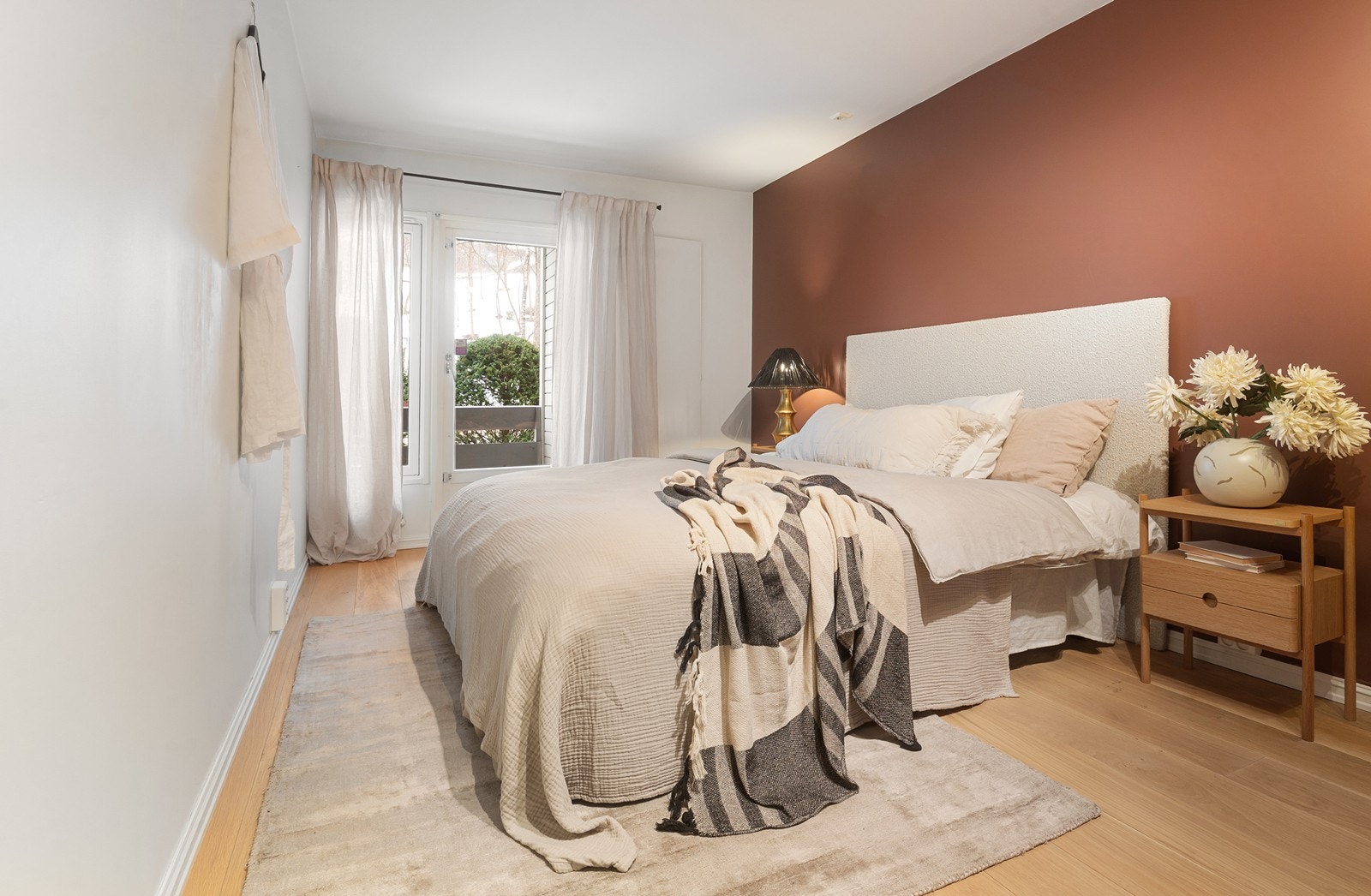 Fra soverommet er det adkomst til en av boligens terrasser. Galleribilde