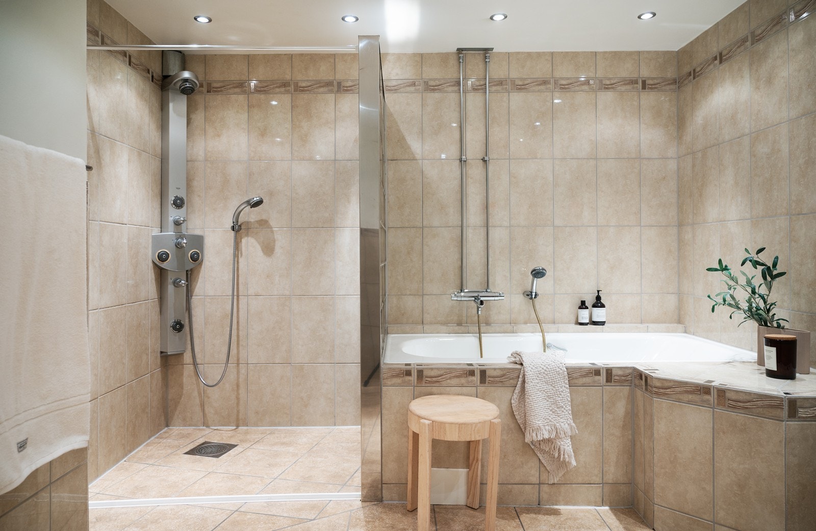 Innmurt badekar og stor dusj med grohe dusjbatteri. Galleribilde