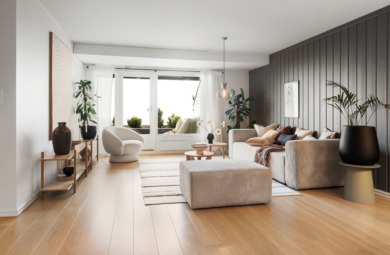 Romslig stue med store vindusflater som gir rikelig med naturlig belysning. Galleribilde