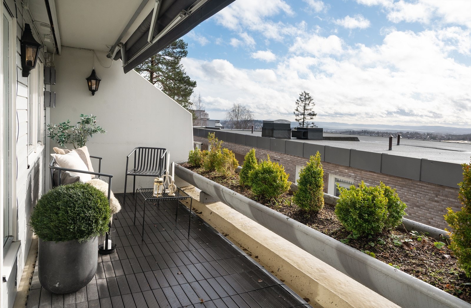 Solrik utsiktsleilighet med to uteplasser og garasje i veldrevet sameie. Galleribilde