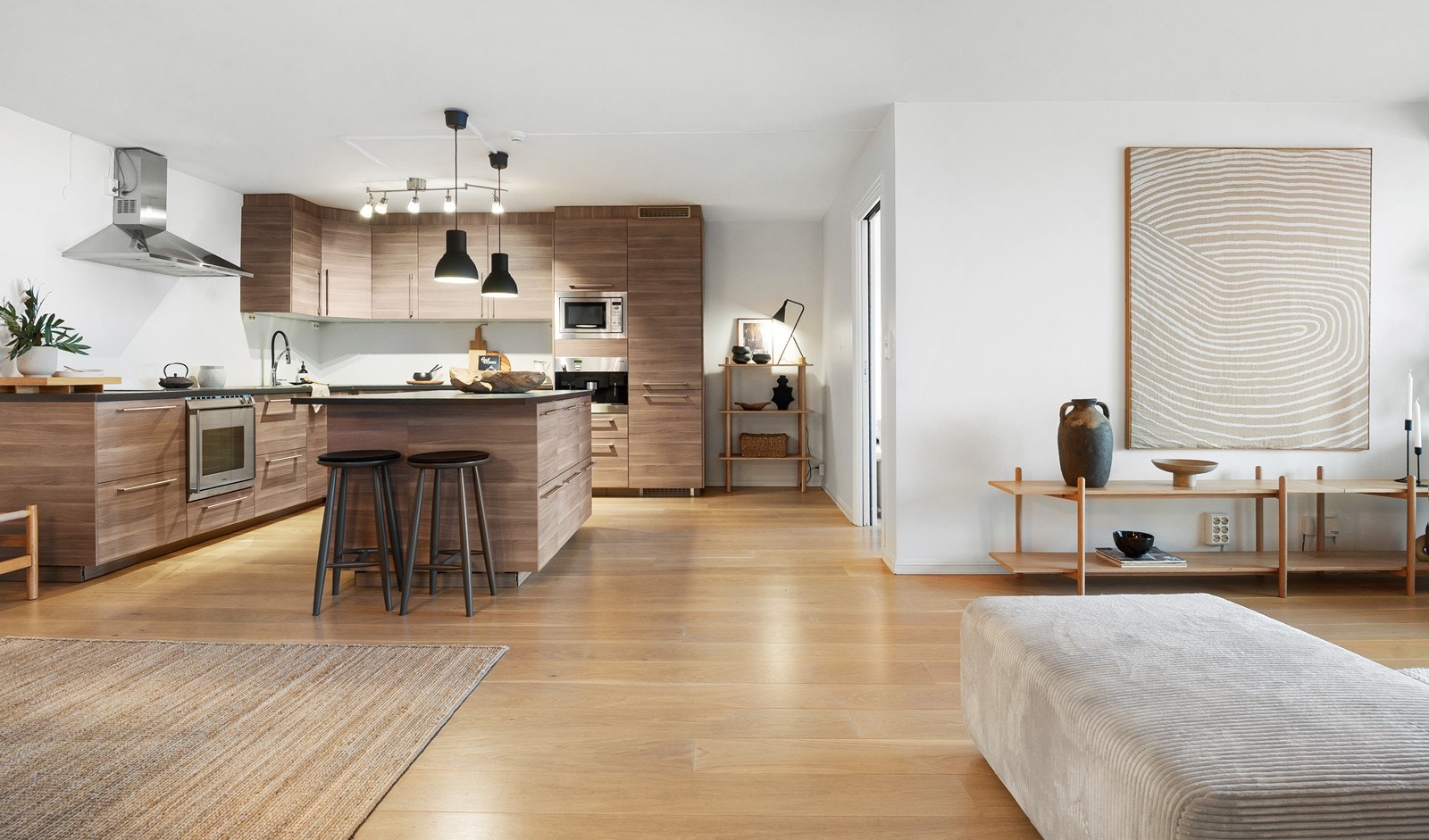 Praktisk kjøkkenøy for ekstra benkeplass og oppbevaring. Galleribilde