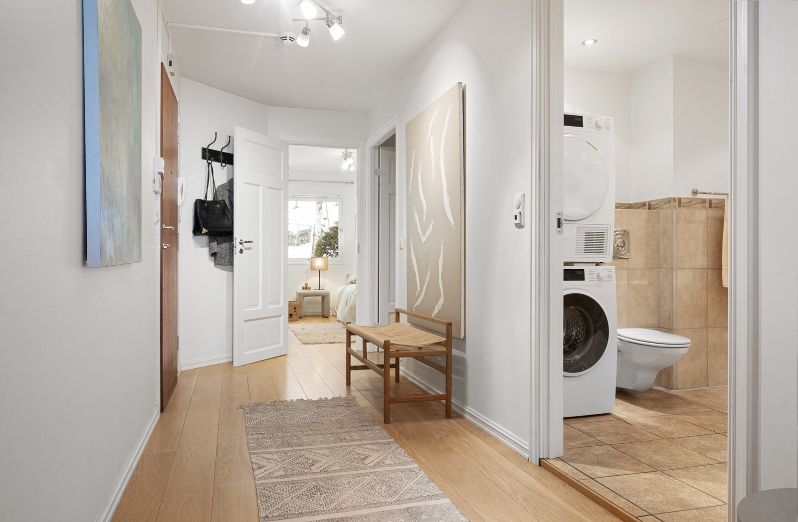 Stor og romslig gang. Galleribilde