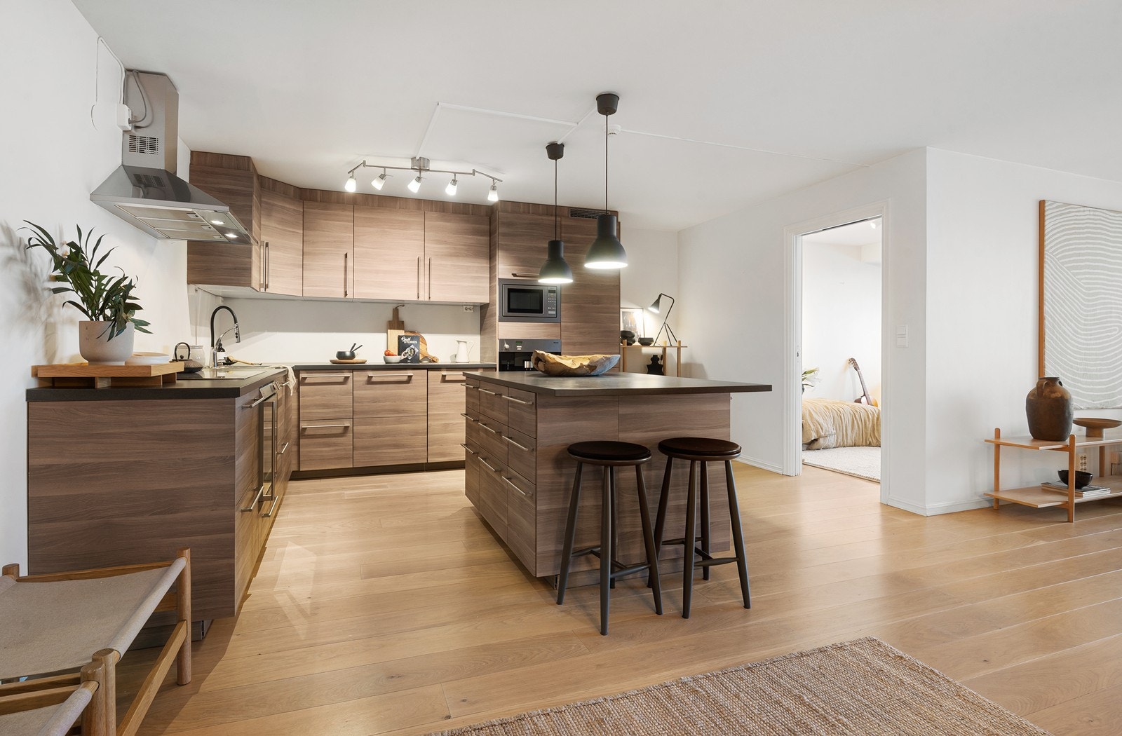 Fra både kjøkken øy og spisestuen kan man nyte den fantastiske utsikten. Galleribilde