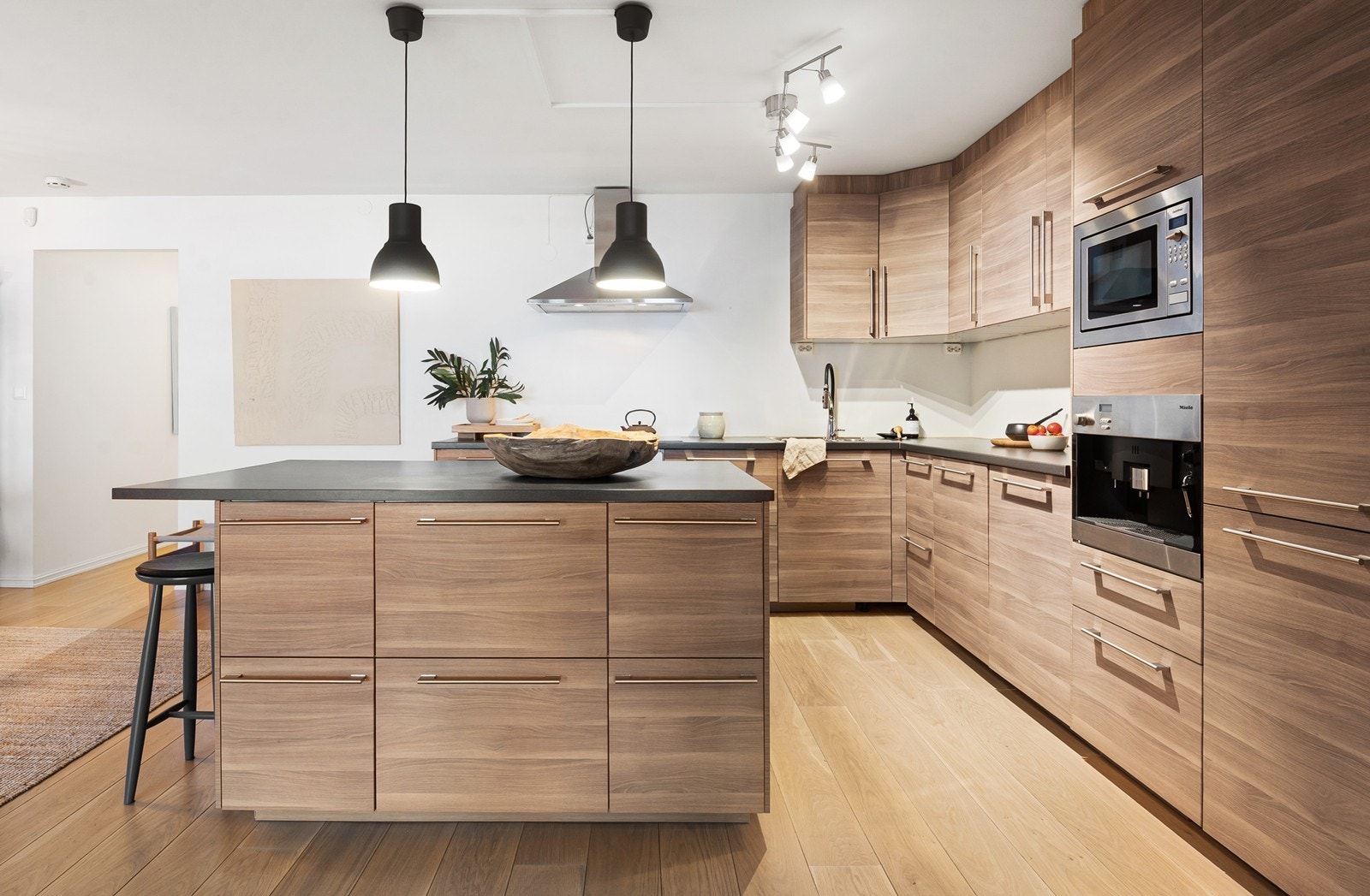 Praktisk kjøkkenøy for ekstra benkeplass og oppbevaring. Galleribilde