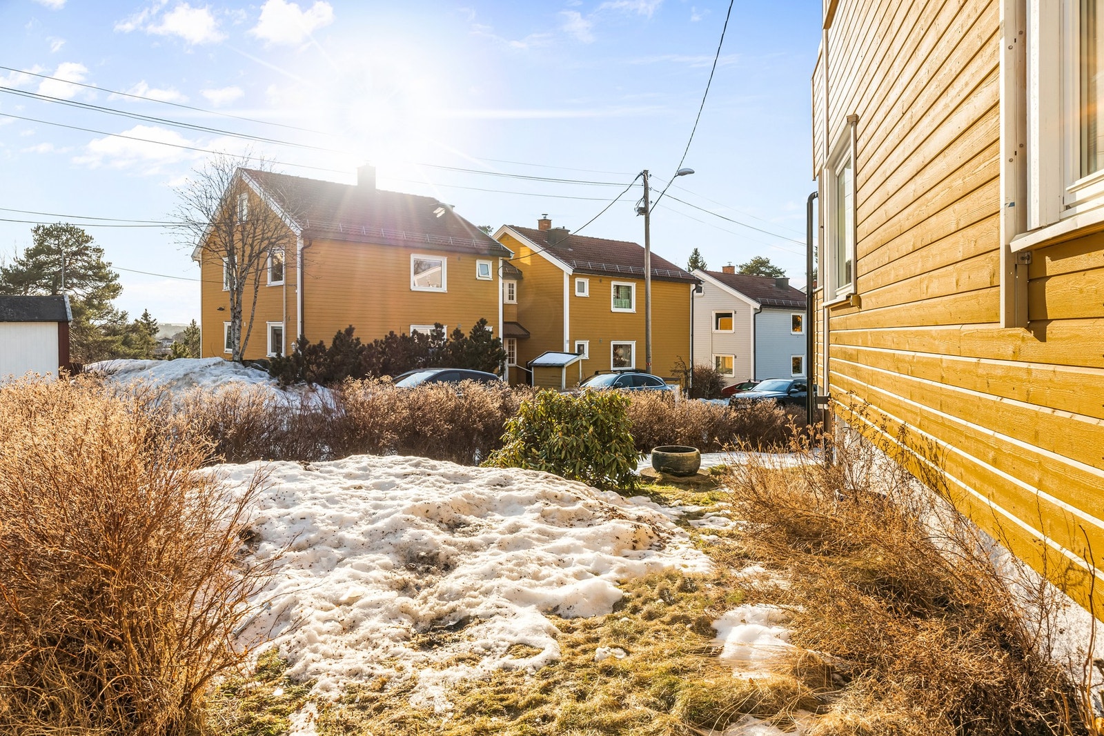 Leiligheten disponerer en egen hageflekk, som går fra sydveggen på boligen og ut til veien. Her kan de grønne fingrene få blomstre. Galleribilde