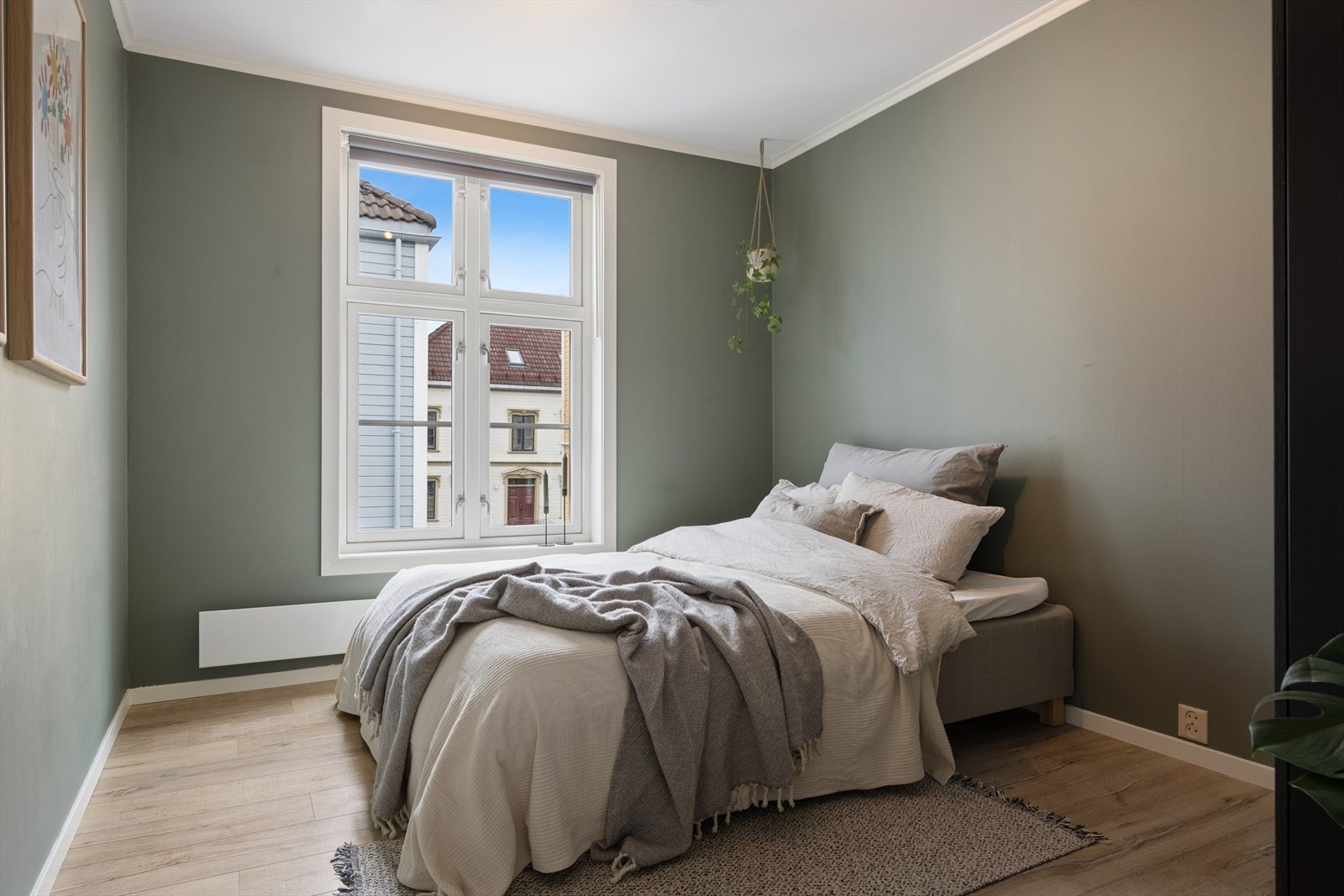 Rommet har nylig overflateoppussede vegger og et stort vindu som gir godt lysinnslipp. Galleribilde