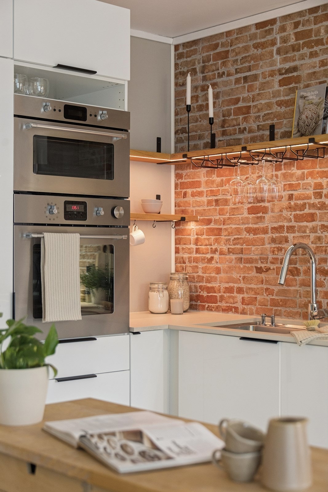 Høyskap med integrert stekeovn og mikrobølgeovn for en ryddig og funksjonell løsning. Galleribilde