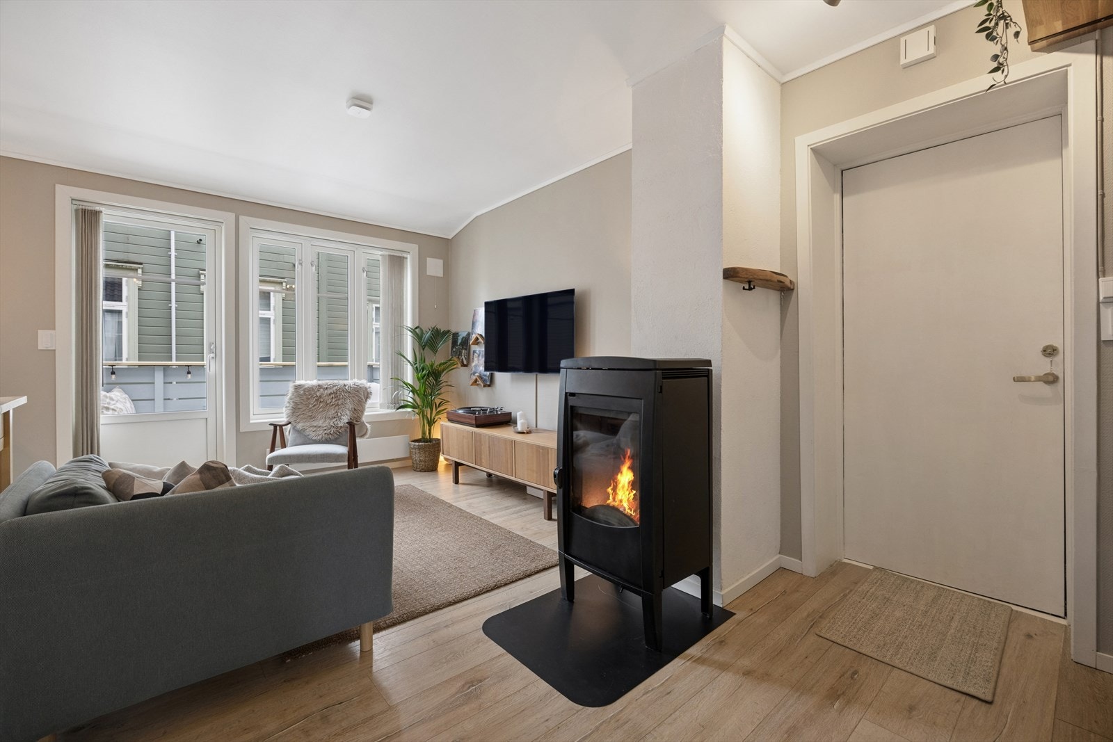 En nyere vedovn gir både effektiv oppvarming og en hyggelig atmosfære i stuen. Galleribilde