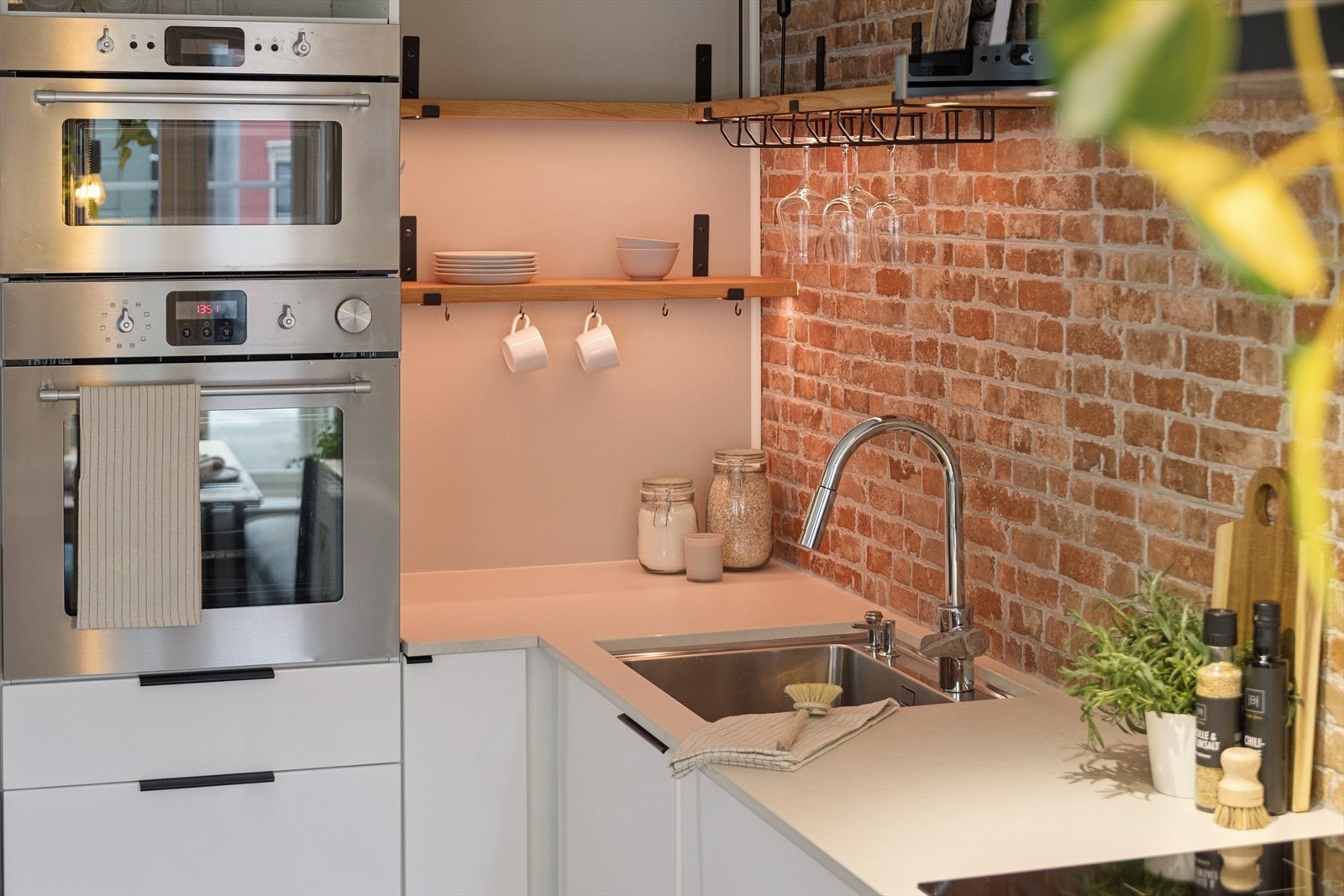 Kjøkkenet er utstyrt med alt av nødvendige hvitevarer, inkludert oppvaskmaskin. Galleribilde