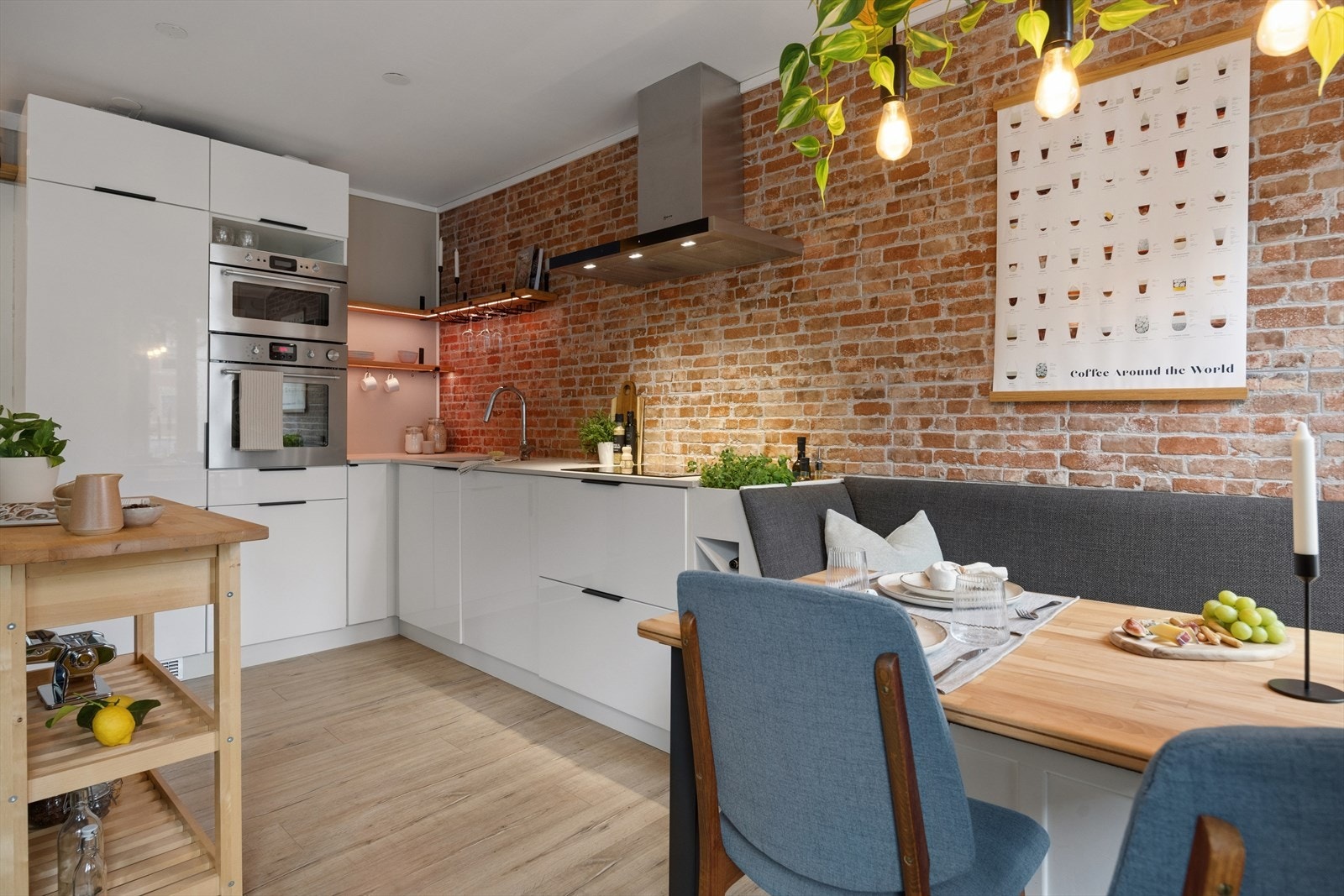 Kjøkkenet er velutstyrt med integrerte hvitevarer og en praktisk, flyttbar kjøkkenøy. Galleribilde