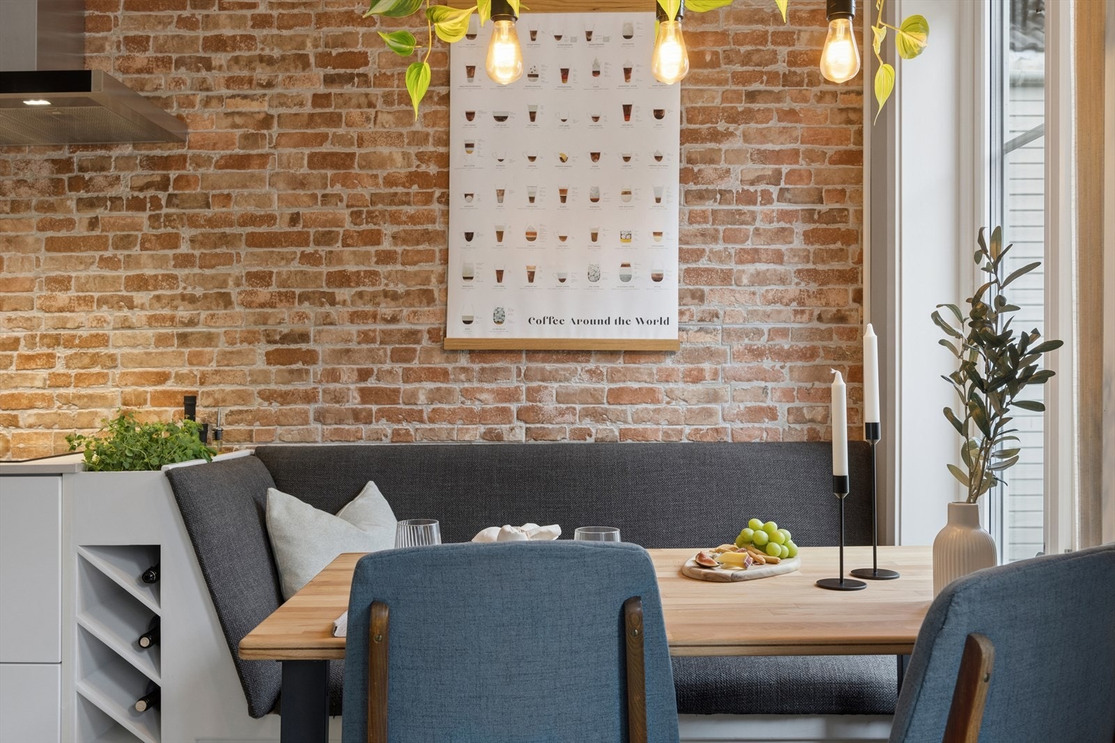 Detalj av den hyggelige spisekroken med teglfliser som bakteppe. Galleribilde