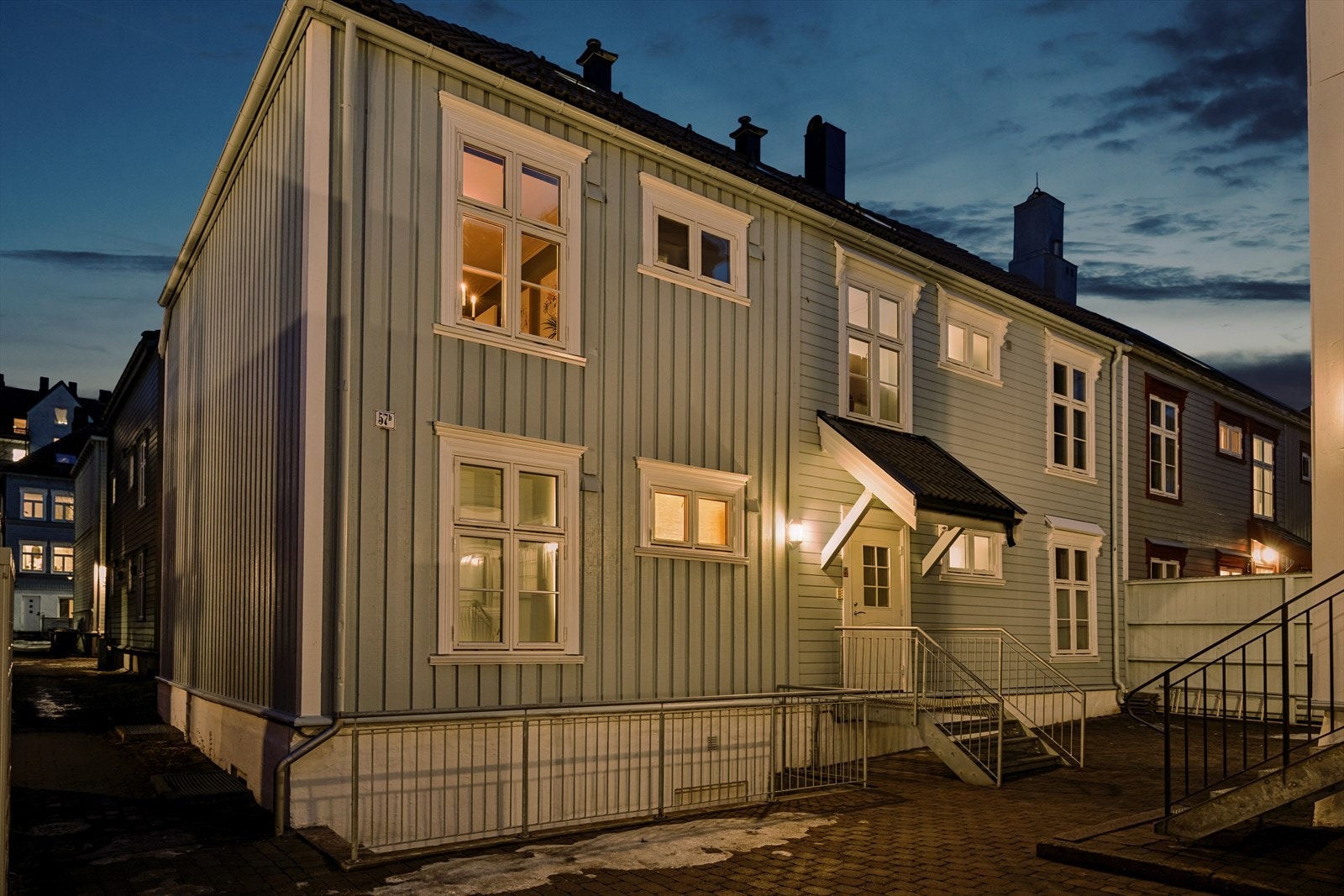 Bygården har en nylig oppusset og malt fasade som gir et velholdt inntrykk. Galleribilde