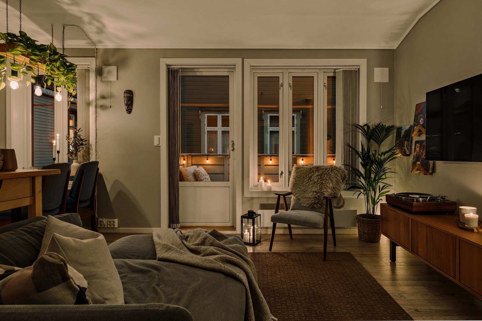 Fra stuen er det utgang til balkongen. Balkongen er en privat og tilbaketrukket uteplass, perfekt for kveldsstunder. Galleribilde