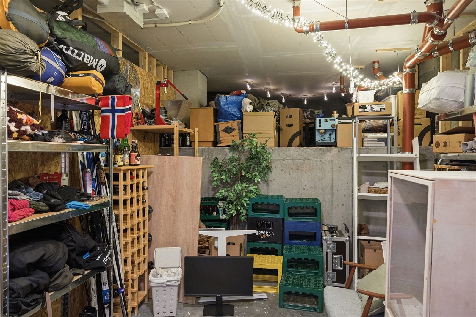 I tillegg medfølger en stor kjellerbod på ca. 13 m² + ytterligere ca. 13m² med lav himlingshøyde. Galleribilde