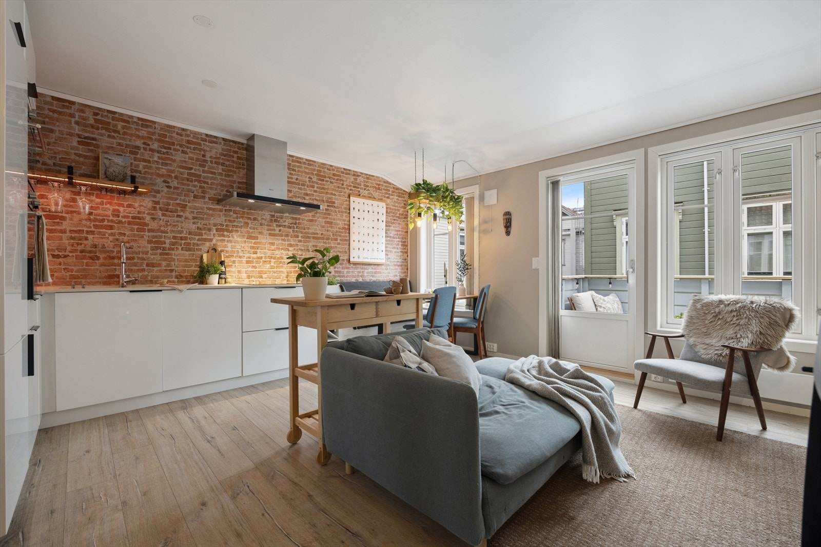 Leiligheten har en åpen og sosial planløsning med en karakterfull teglsteinsvegg. Galleribilde