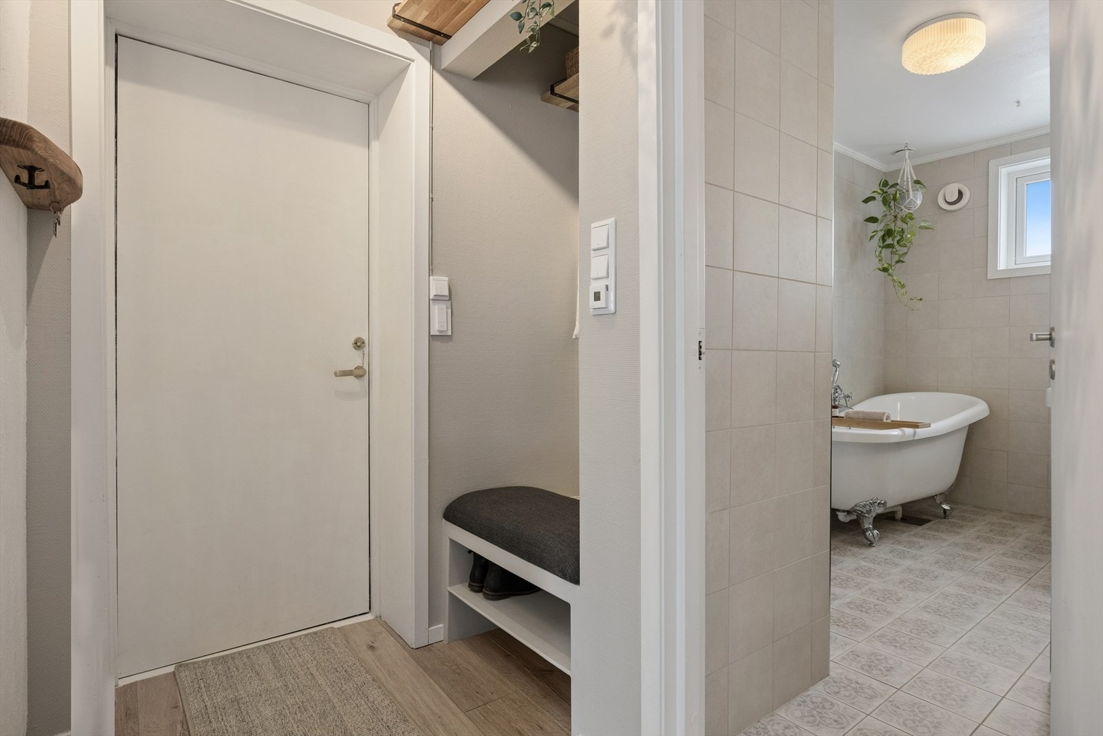 Innbydende entré med en plassbygd garderobeløsning for praktisk oppbevaring. Galleribilde