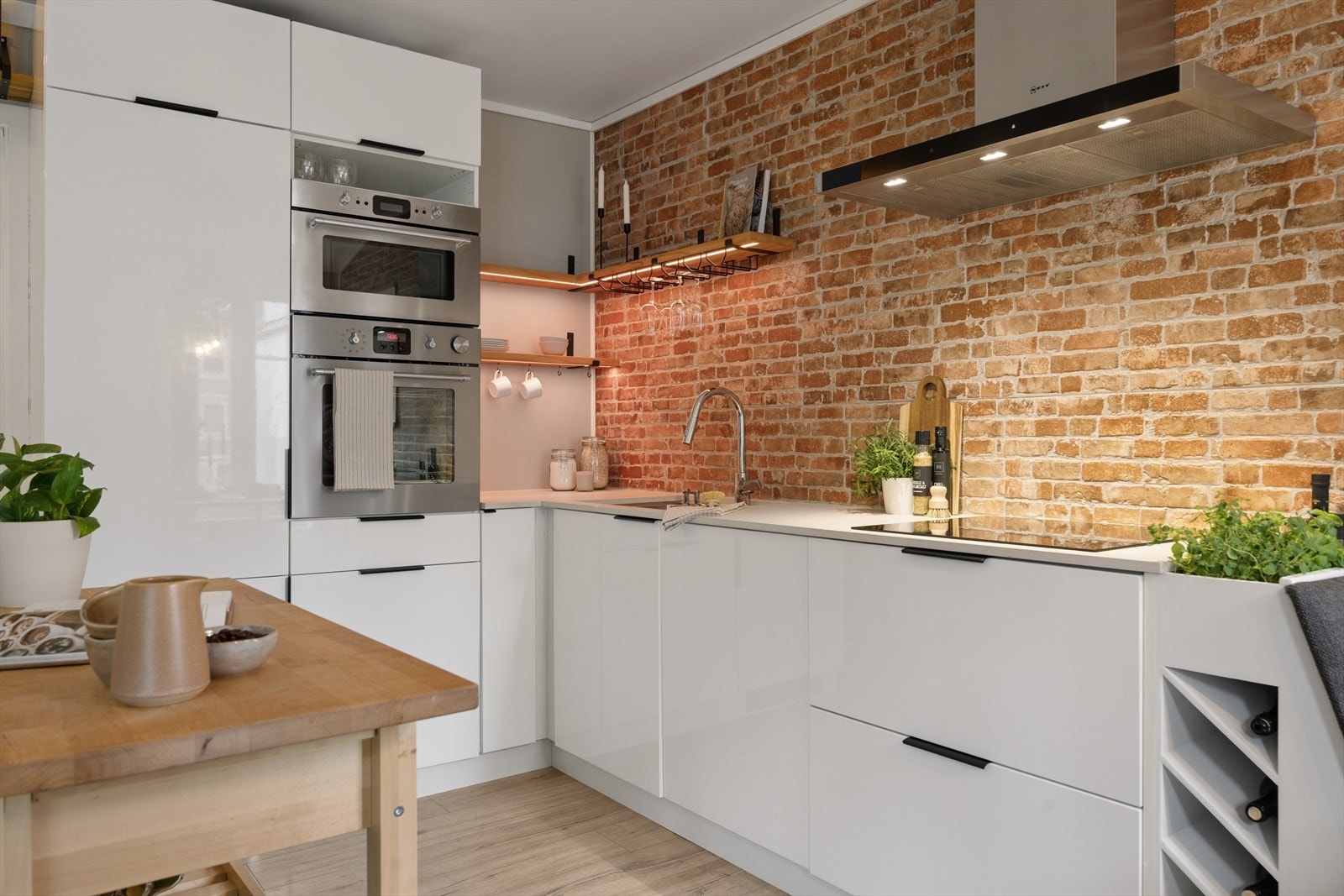 Kjøkkeninnredningen har slette fronter og en solid benkeplate i stein. Galleribilde