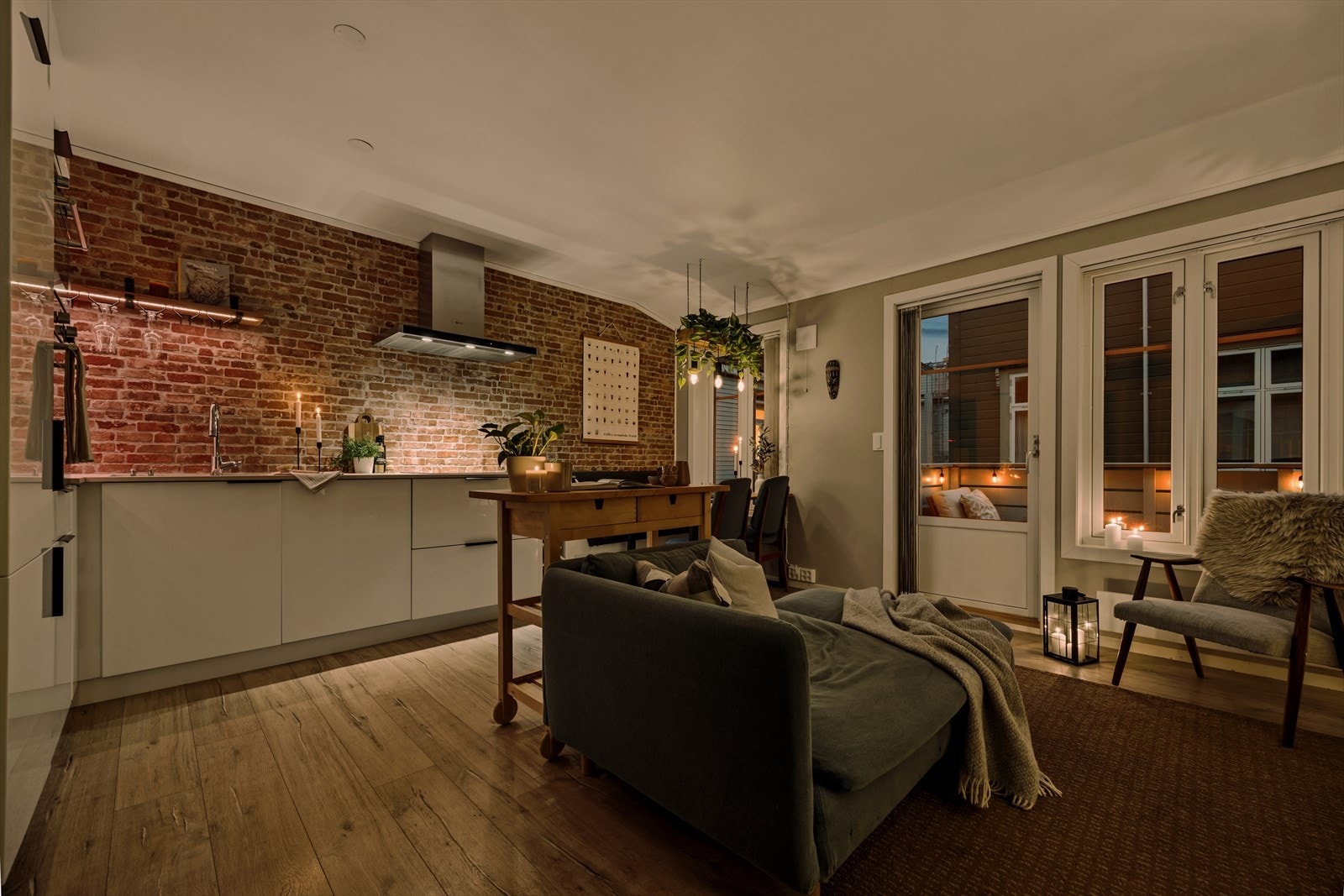 Store vindusflater med 3-lags glass slipper inn rikelig med lys. Galleribilde