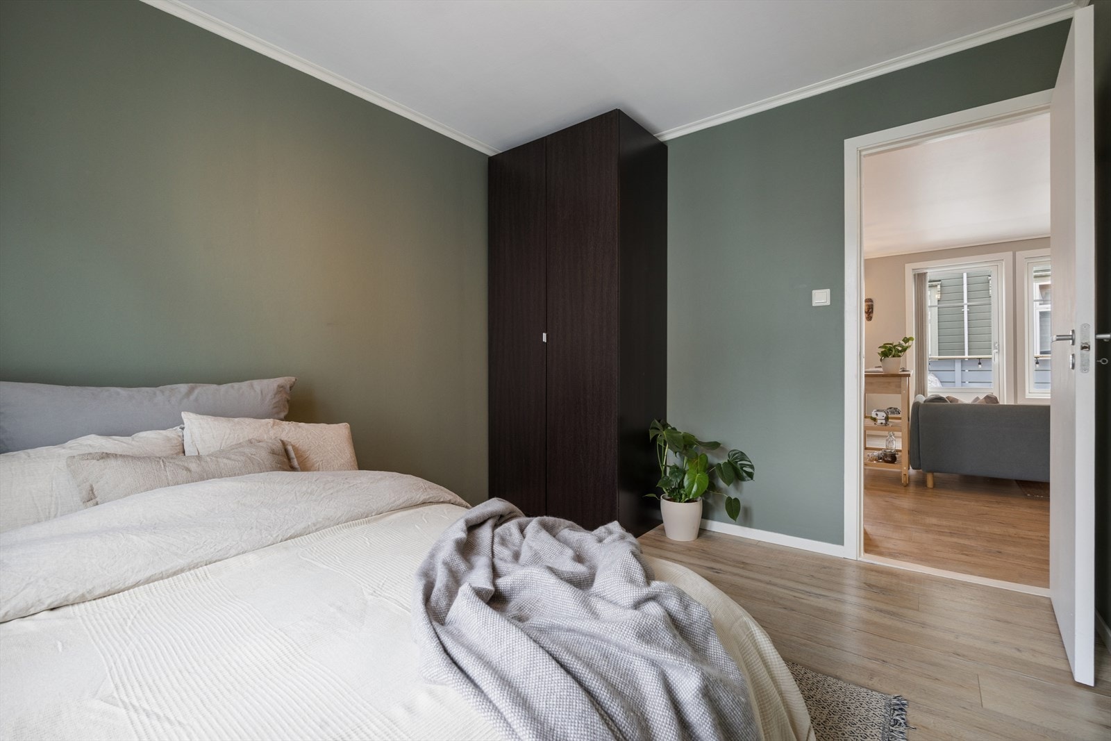 Her er det plass til garderobeskap for god oppbevaring av klær. Galleribilde