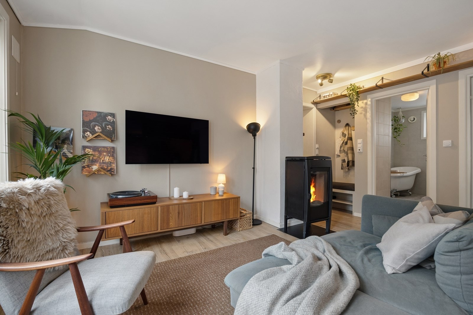 Stuen er et sentralt samlingspunkt, og med internett (1000 Mbps) inkludert er alt klart for strømming. Galleribilde