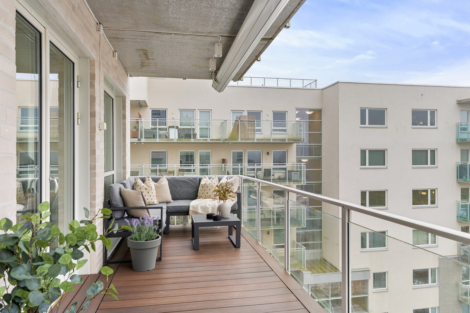 Den overbygde løsningen gjør at balkongen kan benyttes uansett vær, og forlenger utesesongen både vår, sommer og tidlig høst. Galleribilde