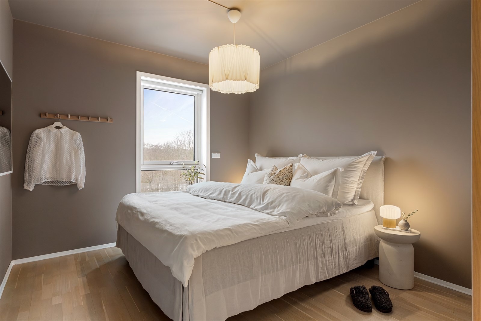 Soverommet er romslig og innbydende, med god plass til dobbeltseng, nattbord og øvrig møblement. Galleribilde