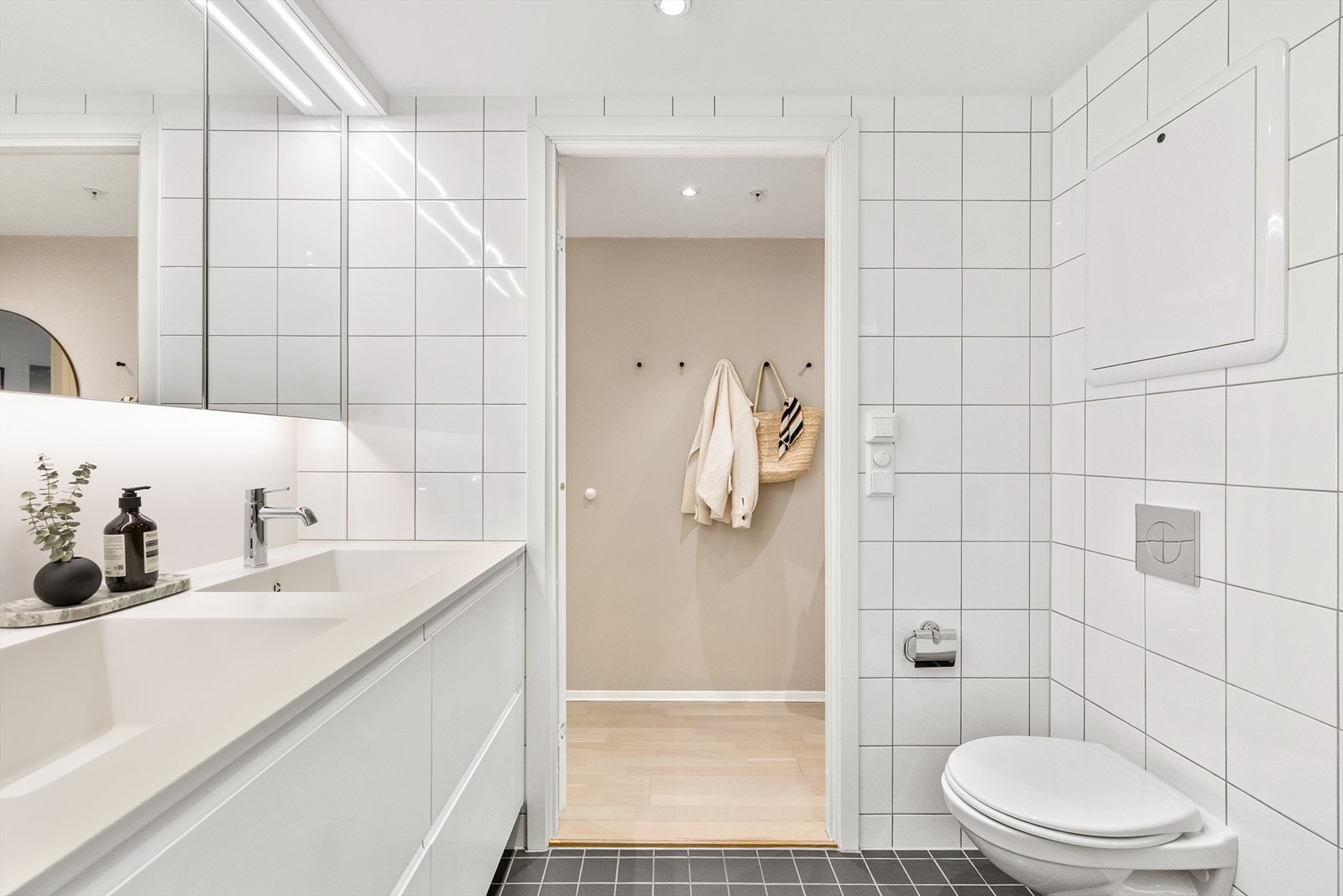 I 2023 ble det utført flere oppgraderinger på badet, herunder montering av nye blandingsbatterier, ny baderomsinnredning, ny stikkontakt i veggskapet samt nytt dusjsett. Galleribilde