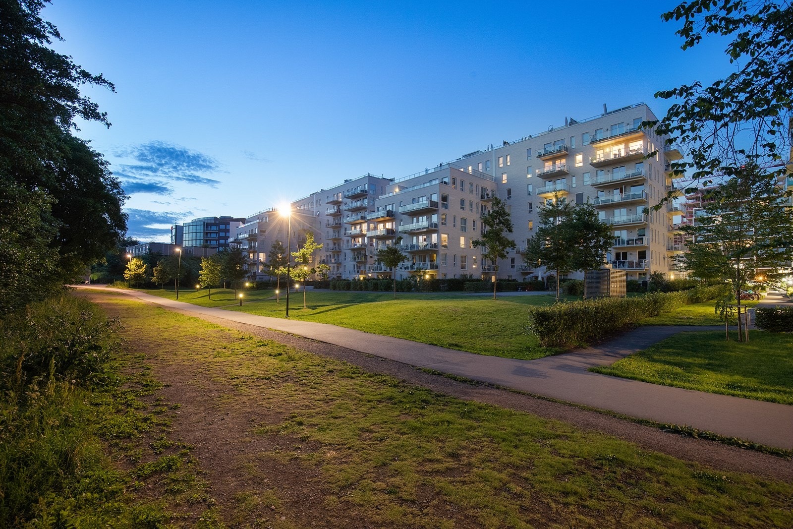*Bildet er tatt fra Fernanda Nissens gate 1D, men fra en annen bolig i bygget. Bildet er ment å illustrere utsikten og området langs Akerselva i sommerhalvåret. Galleribilde