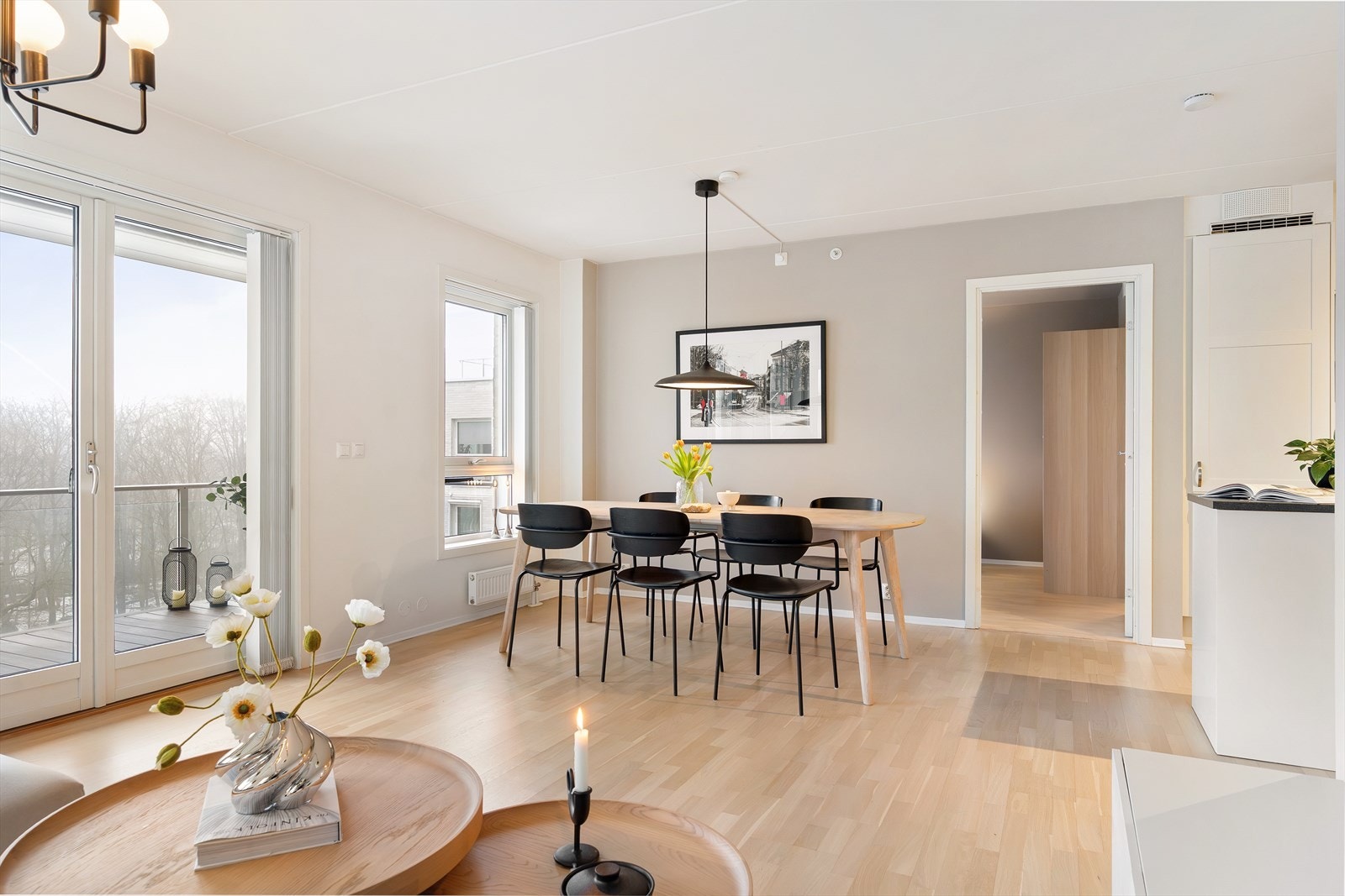 Stuen har også god plass til et stort spisebord, noe som gir gode rammer for hyggelige middager og sosiale sammenkomster med familie og venner. Galleribilde