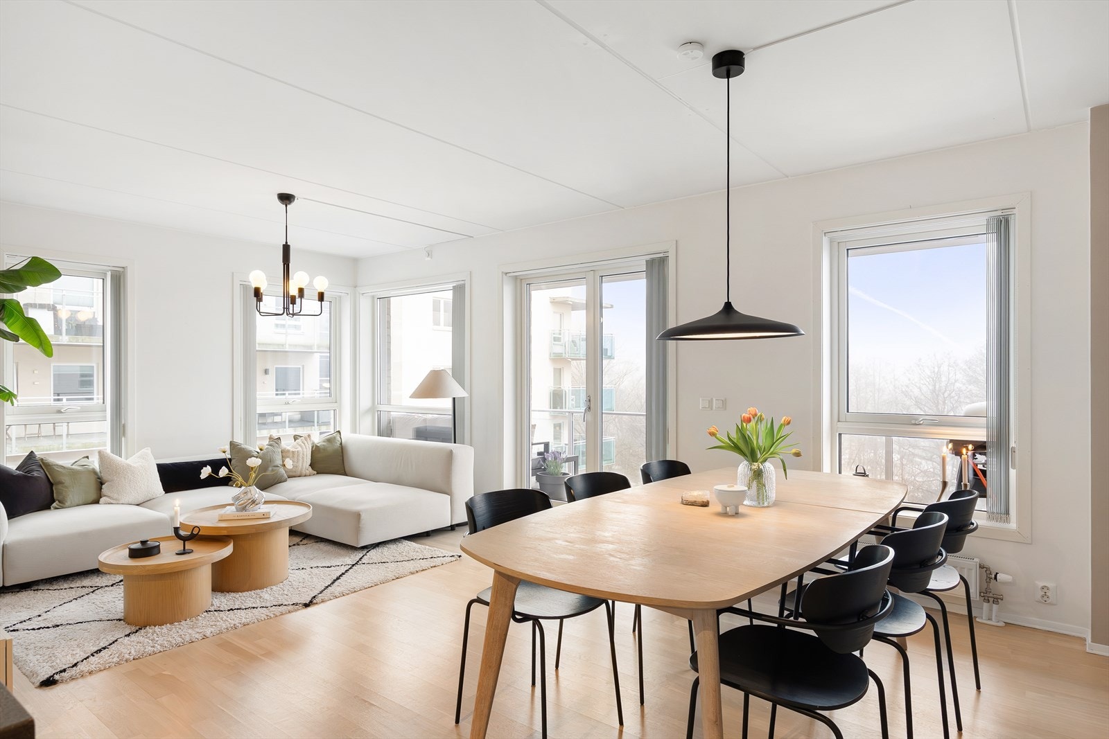 Velkommen til Fernanda Nissens gate 1D! Dette er en attraktiv og stilren 4-roms front- og hjørneleilighet beliggende i 5. etasje, midt i hjertet av Nydalen. Galleribilde