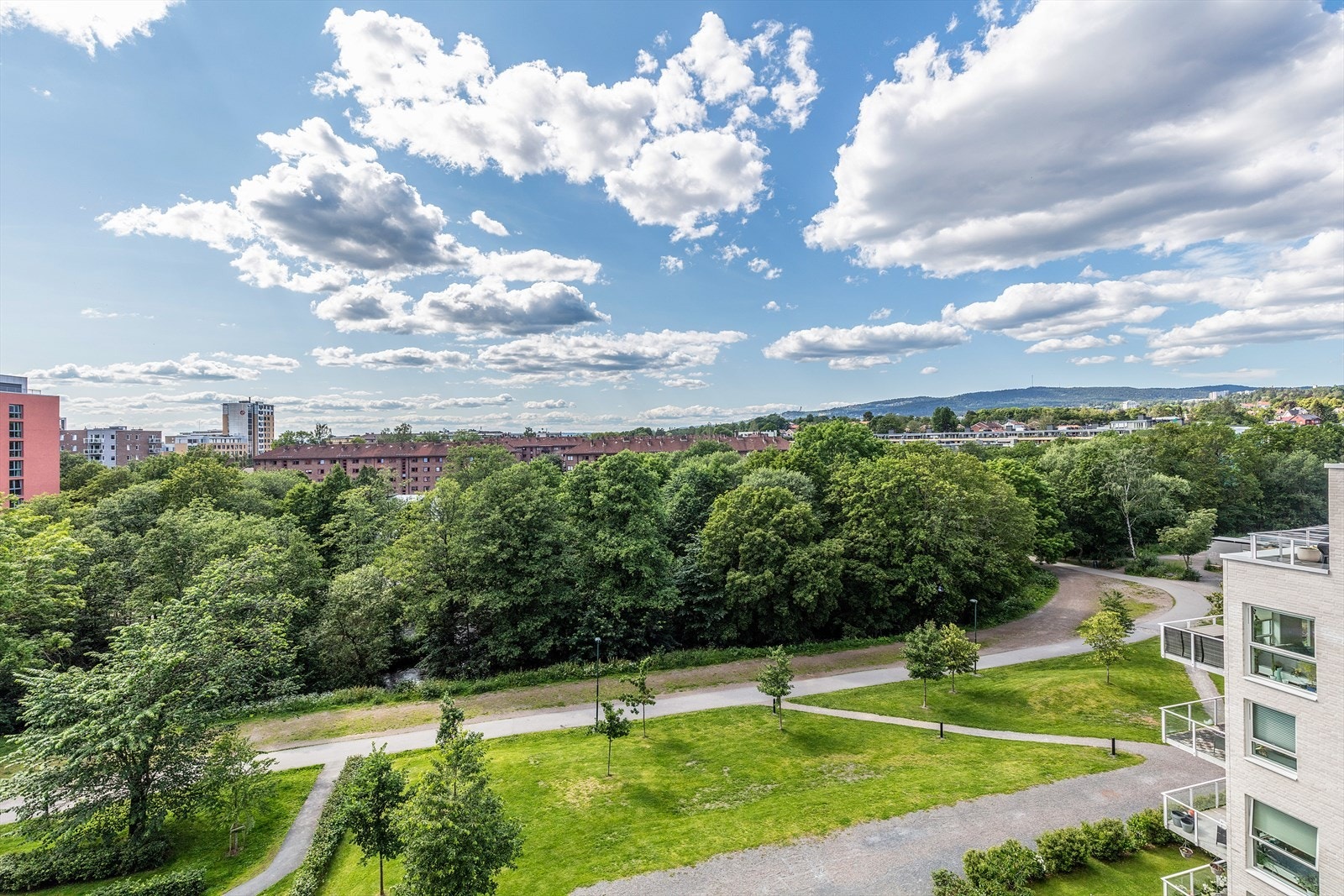 *Bildet er tatt fra Fernanda Nissens gate 1D, men fra en annen bolig i bygget. Bildet er ment å illustrere utsikten og området langs Akerselva i sommerhalvåret. Galleribilde