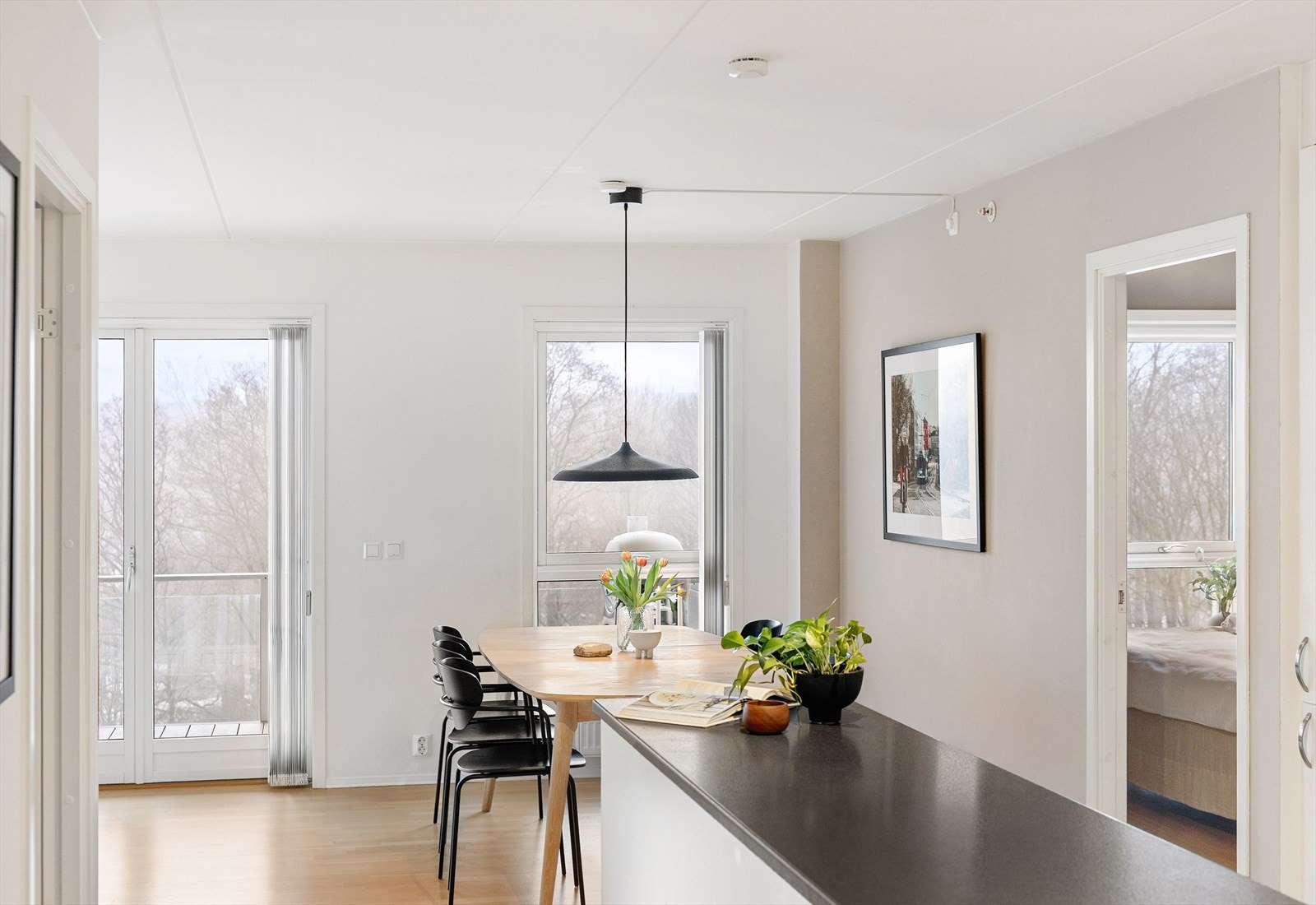 Det er adkomst til hovedsoverommet fra stue-/kjøkkenområdet. Galleribilde