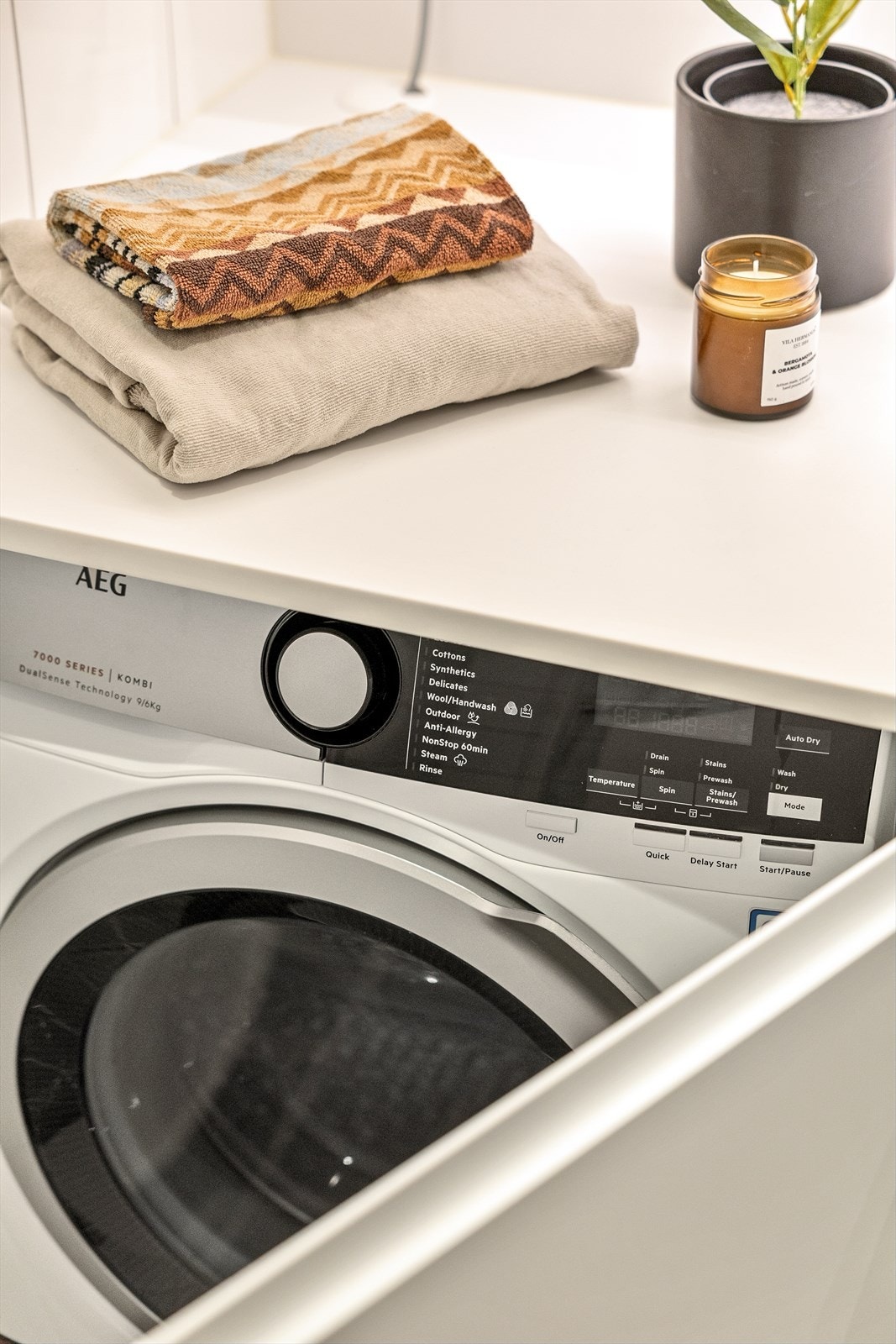 Det er også opplegg for både vaskemaskin og tørketrommel. Eiere har valgt en smart løsning for å skjule vaskemaskinen. Galleribilde