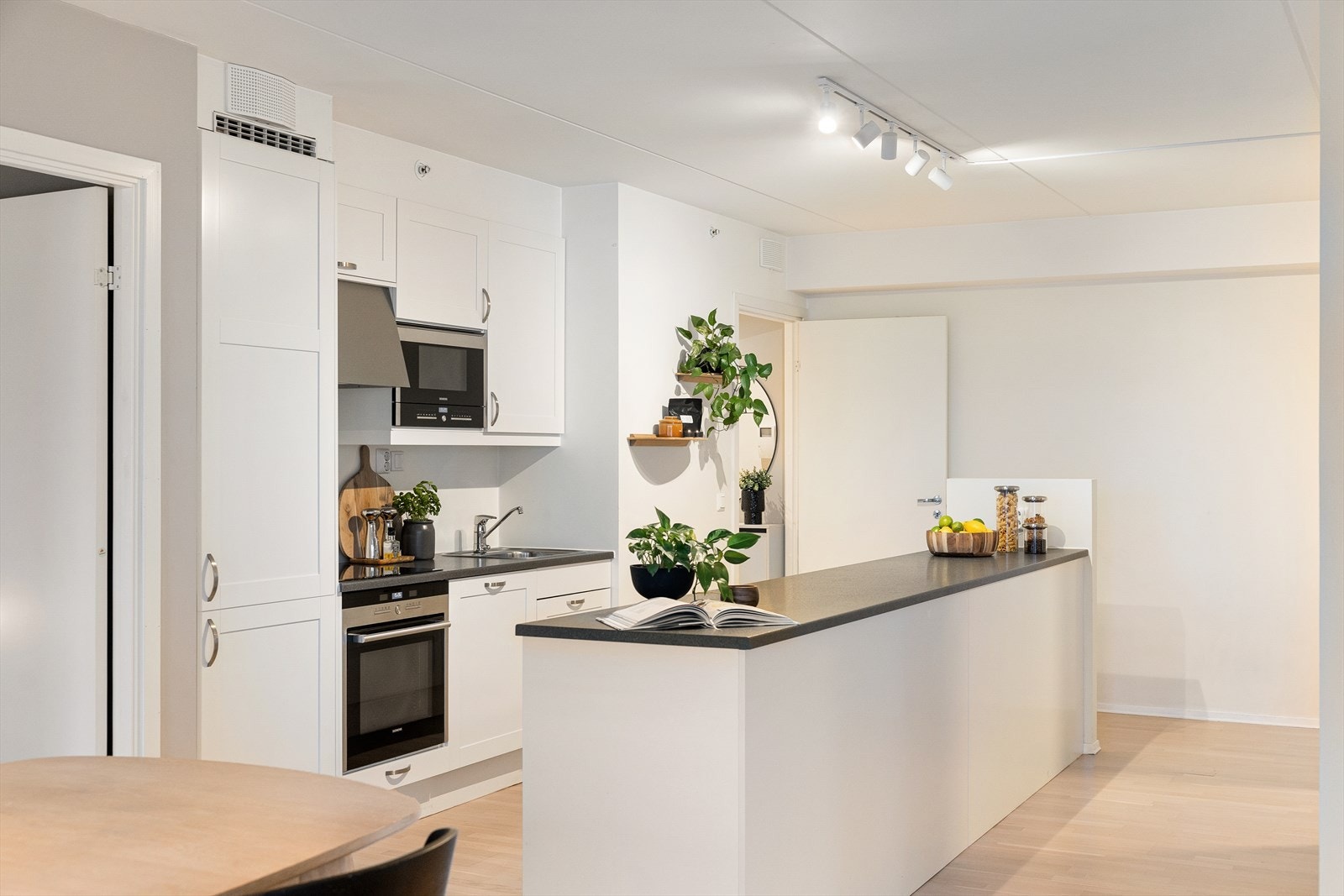 Stilrent og funksjonelt kjøkken fra Sigdal med god skap- og benkeplass, supplert med en praktisk kjøkkenøy som gir ekstra arbeidsflate og bidrar til en sosial og åpen løsning mot oppholdsrommet. Galleribilde