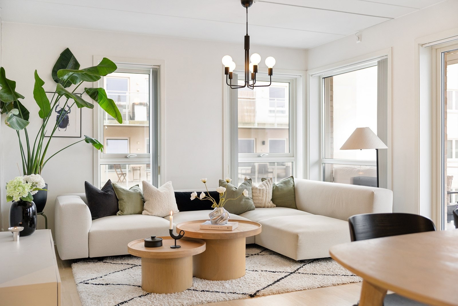 Stuen har store vindusflater som slipper inn rikelig med naturlig lys fra flere himmelretninger, noe som bidrar til en lys, luftig og svært innbydende atmosfære i boligen. Galleribilde