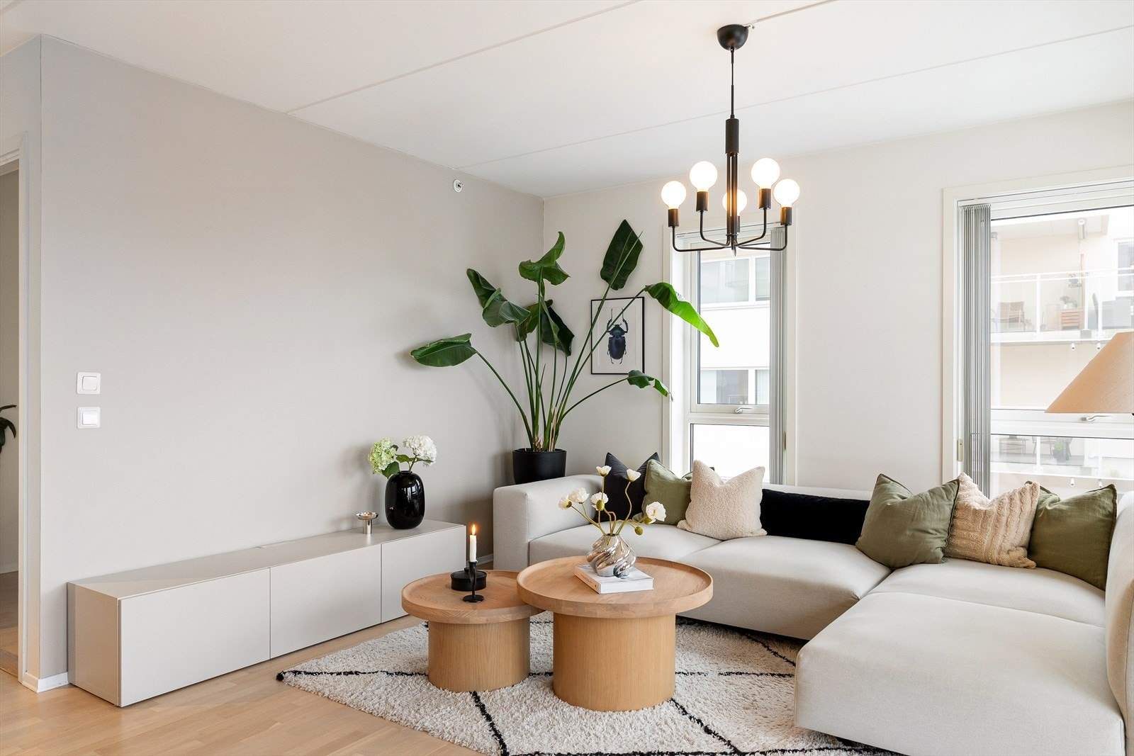 Planløsningen åpner opp for flere møbleringsmuligheter med god plass til sofagruppe og TV-møbler. Galleribilde