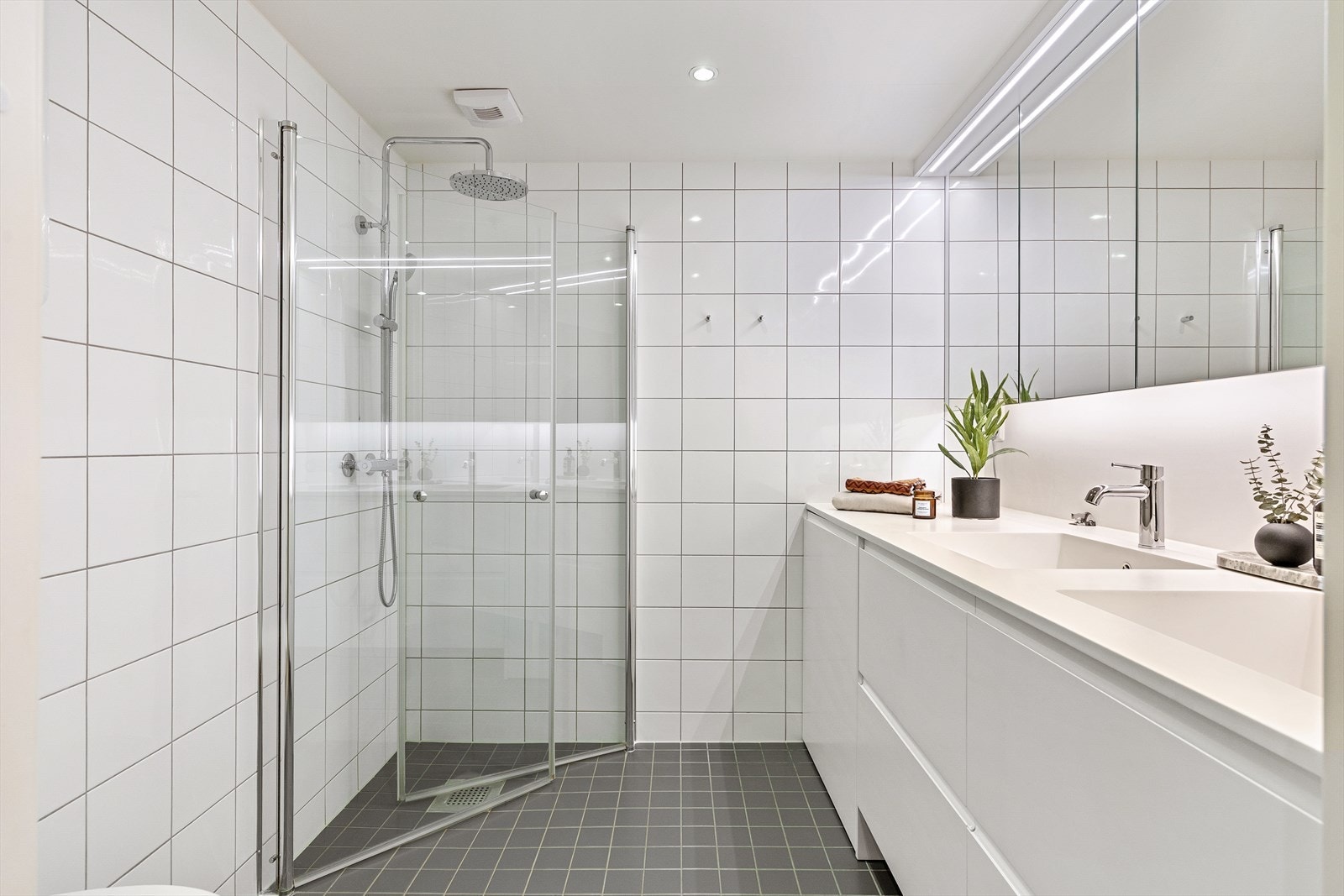 Delikat flislagt baderom med gulvvarme og downlights i himlingen. Galleribilde