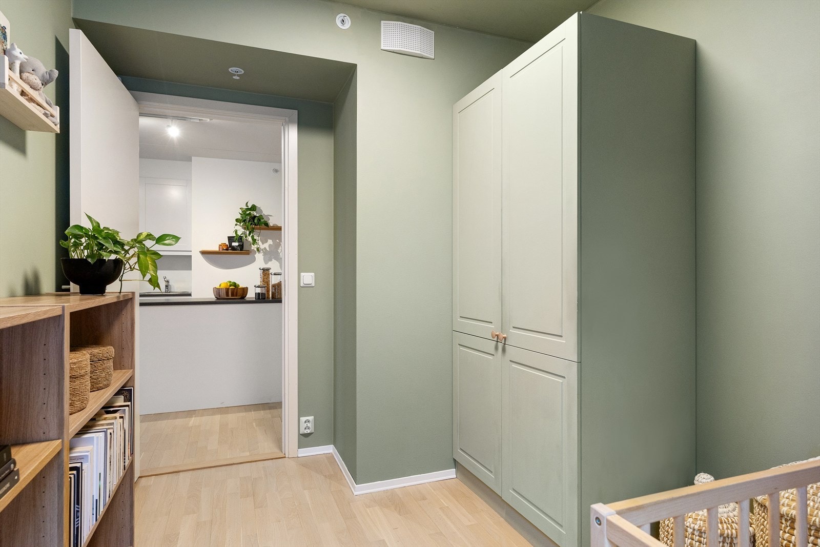 Rommet har gode oppbevaringsmuligheter i garderobeskap, noe som bidrar til en ryddig og oversiktlig oppbevaringsløsning. Galleribilde