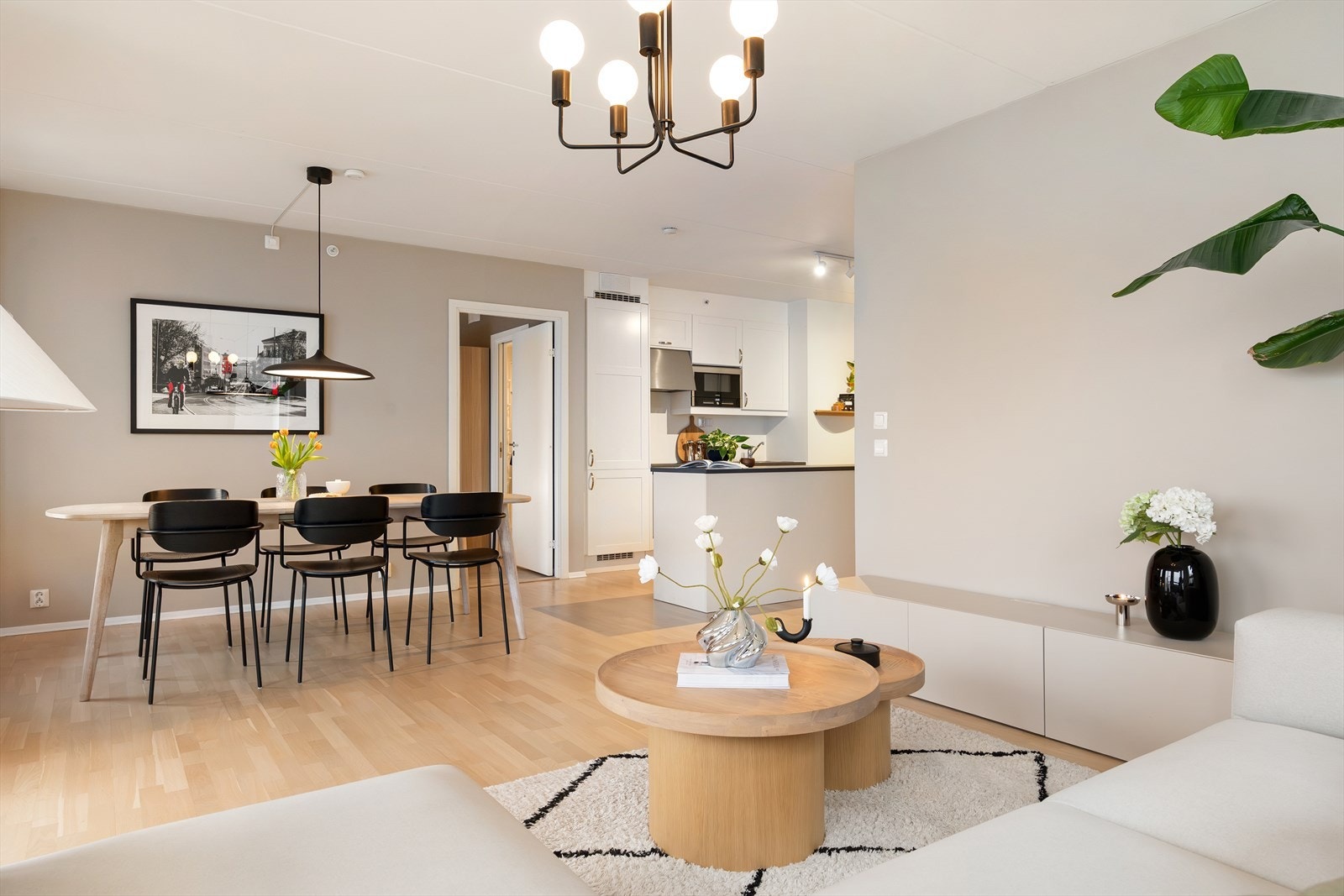 To av veggene i stuen er malt i fargen Macchiato fra Jotun. Galleribilde