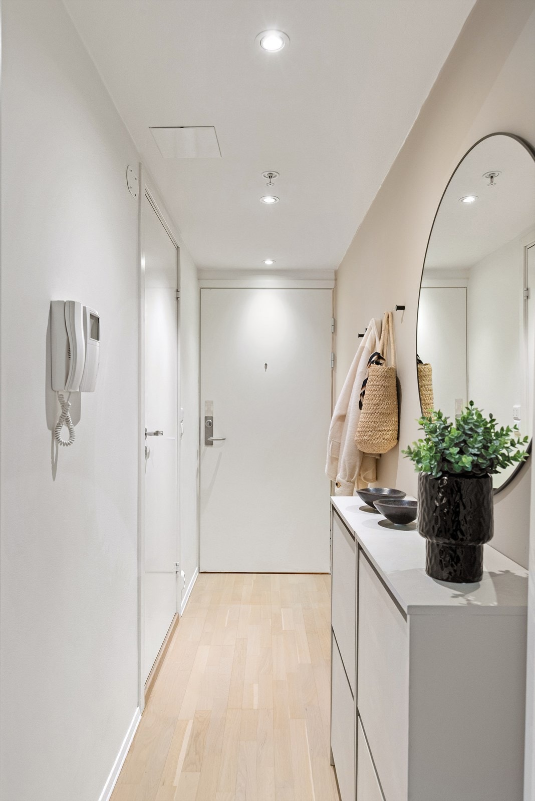 Leiligheten har en innbydende entré med downlights i himlingen, noe som skaper et umiddelbart godt førsteinntrykk. Galleribilde