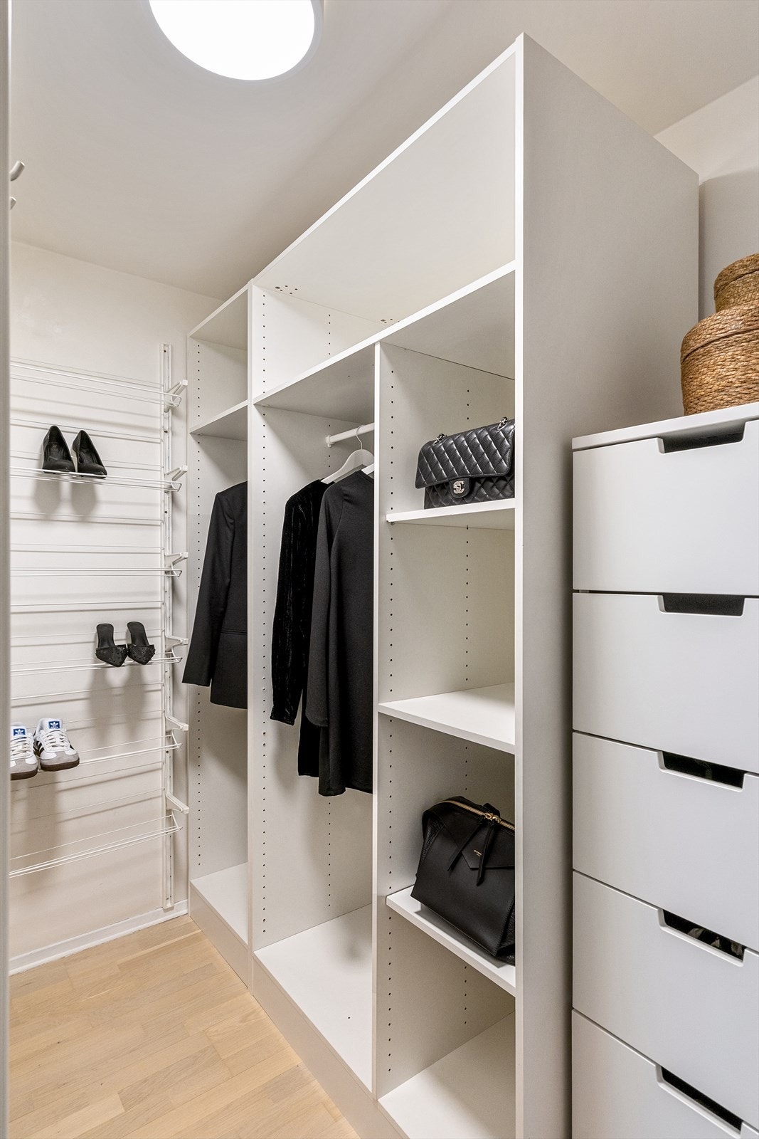 Fra soverommet er det direkte adkomst til en praktisk walk-in-garderobe med åpen garderobeløsning, som gir gode oppbevaringsmuligheter og bidrar til en ryddig og funksjonell hverdag. Galleribilde